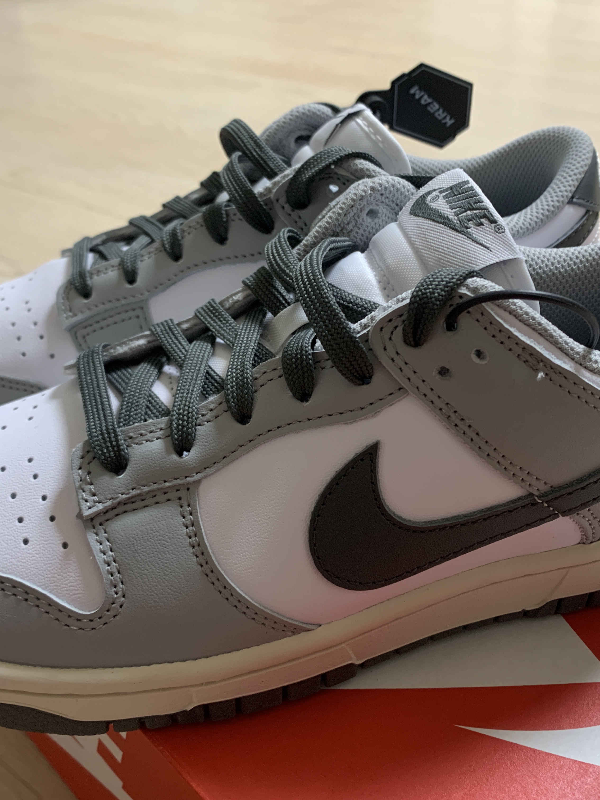(W) Nike Dunk Low Light Smoke Grey 착용 스타일 - 3