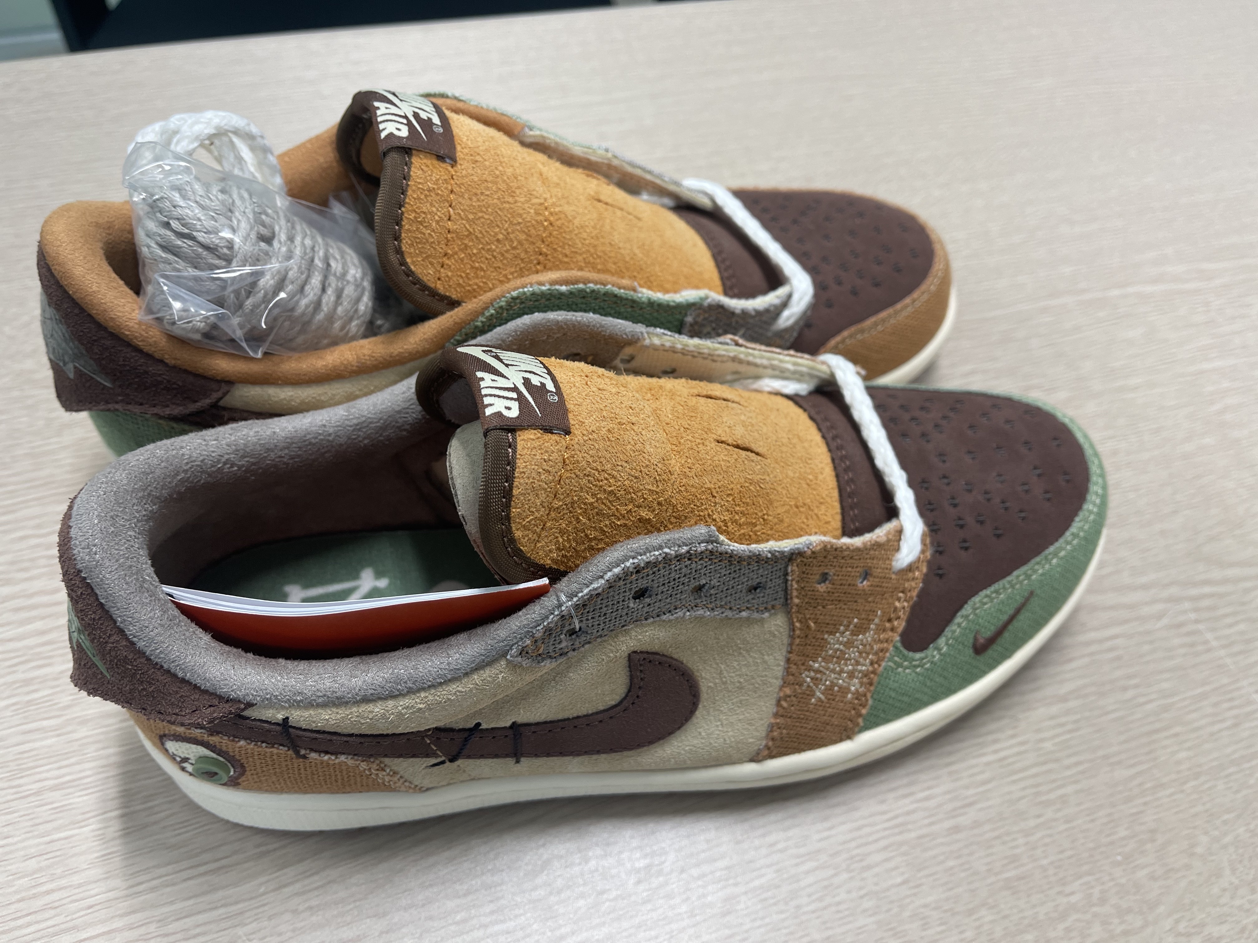 Jordan 1 x Zion Williamson Retro Low OG Flax and Oil Green 착용 스타일 - 3