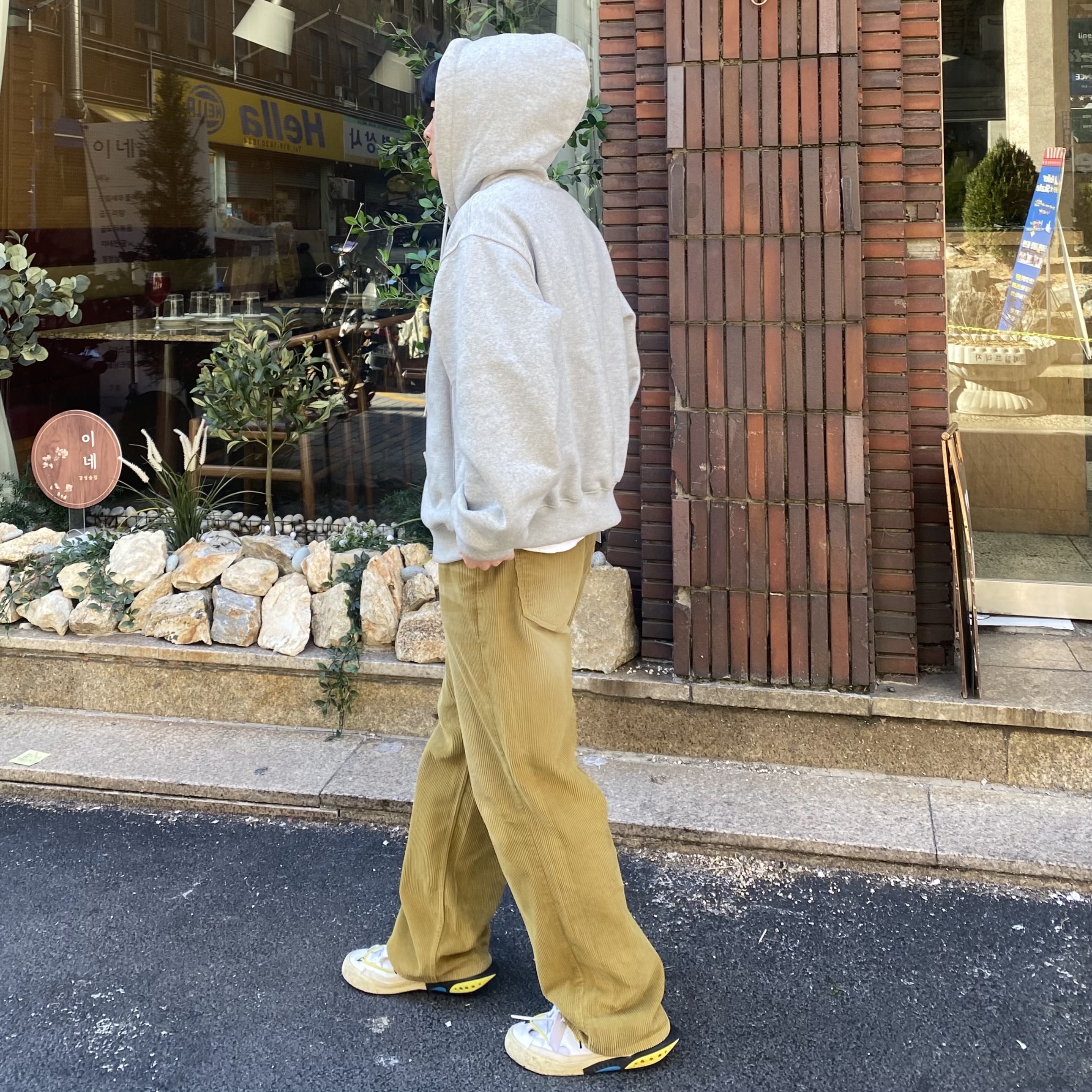 Nike x Off-White Blazer Low '77 White and University Red 착용 스타일 - 2