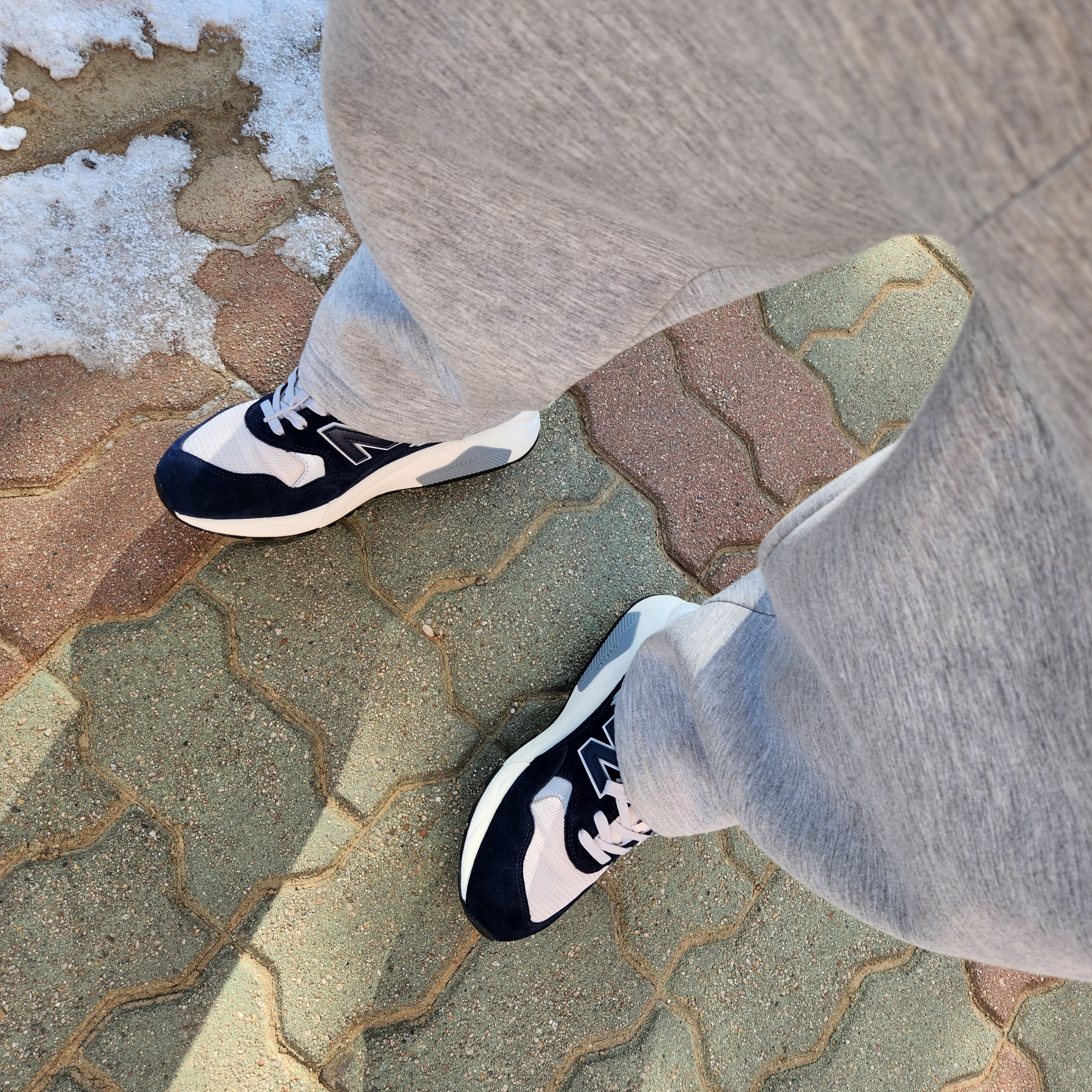New Balance 580 Navy Cream 착용 스타일 - 2
