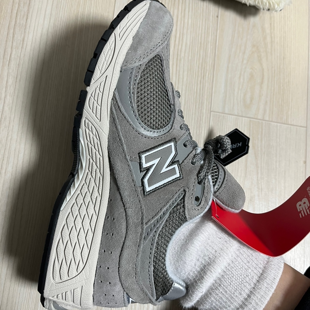 New Balance 2002R Grey 착용 스타일