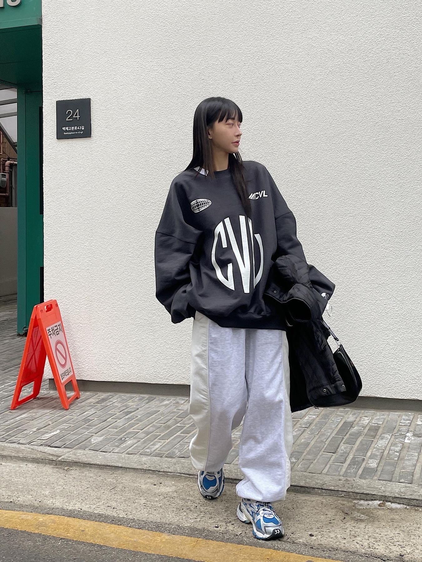 Balenciaga Runner Sneakers Blue White, Prada Cleo Brushed Leather Shoulder Bag Black 착용 스타일 - 1