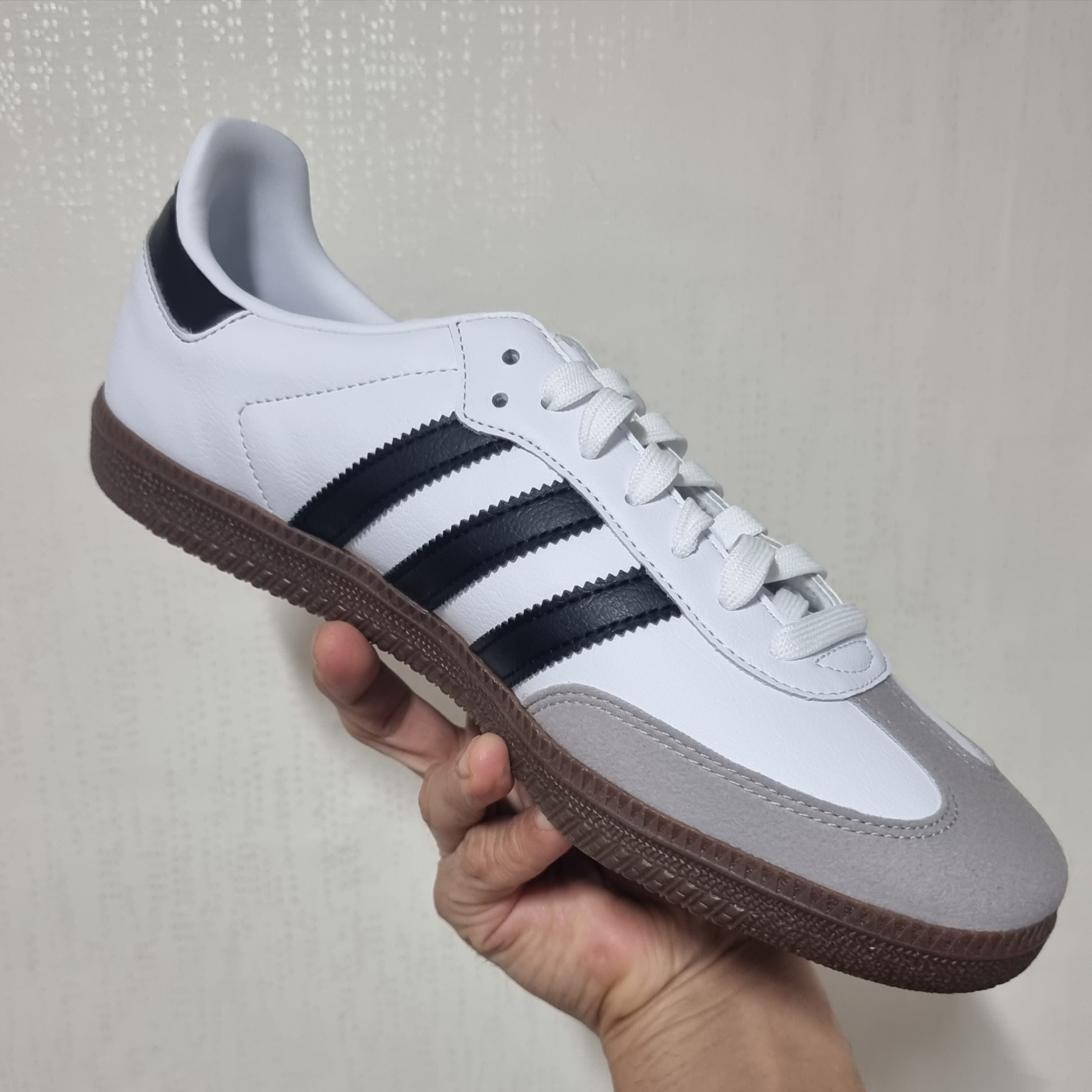 Adidas Samba Vegan White Black 착용 스타일 - 2