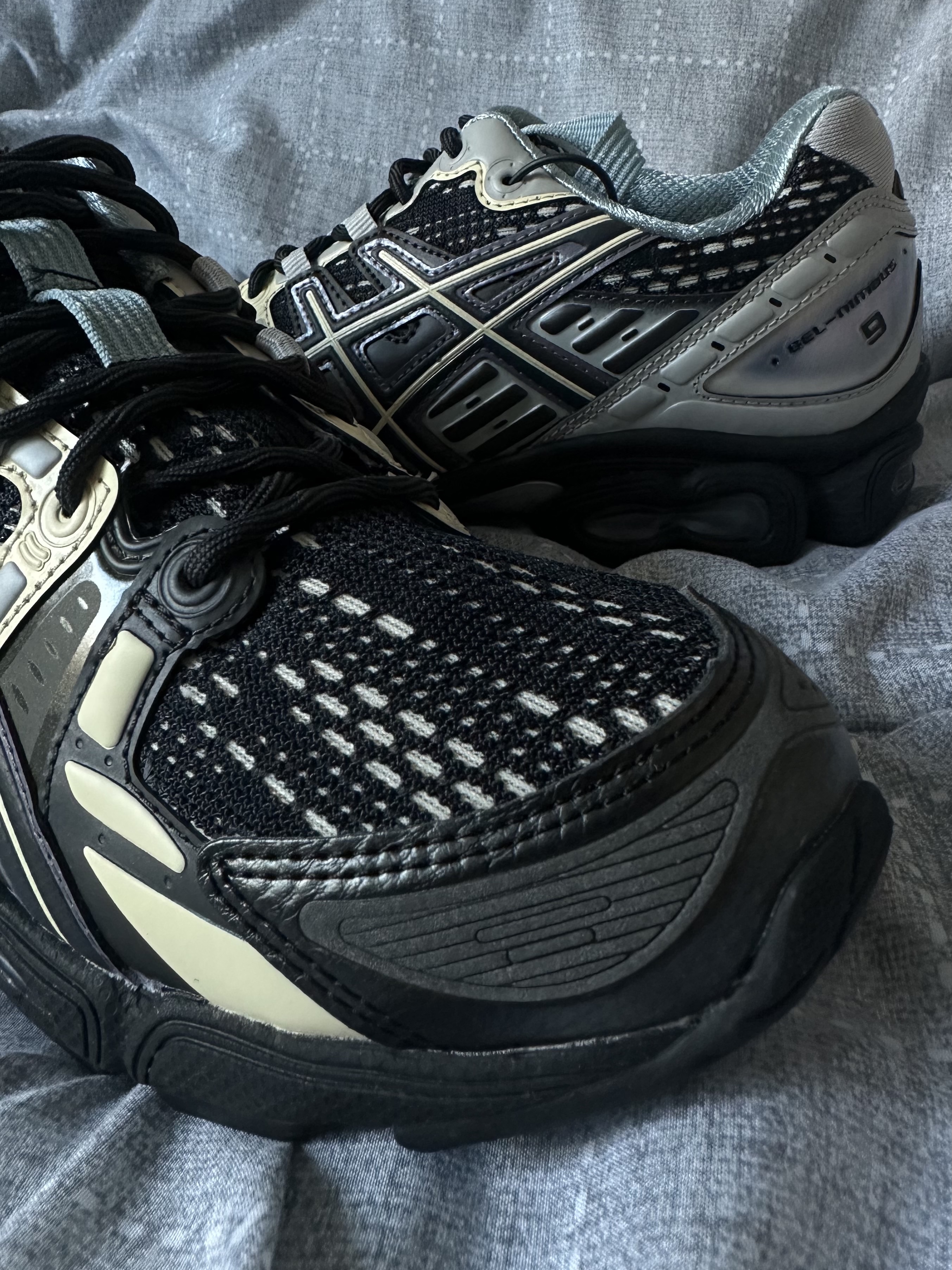 Asics UB5-S Gel-Nimbus 9 Black Gunmetal 착용 스타일 - 2