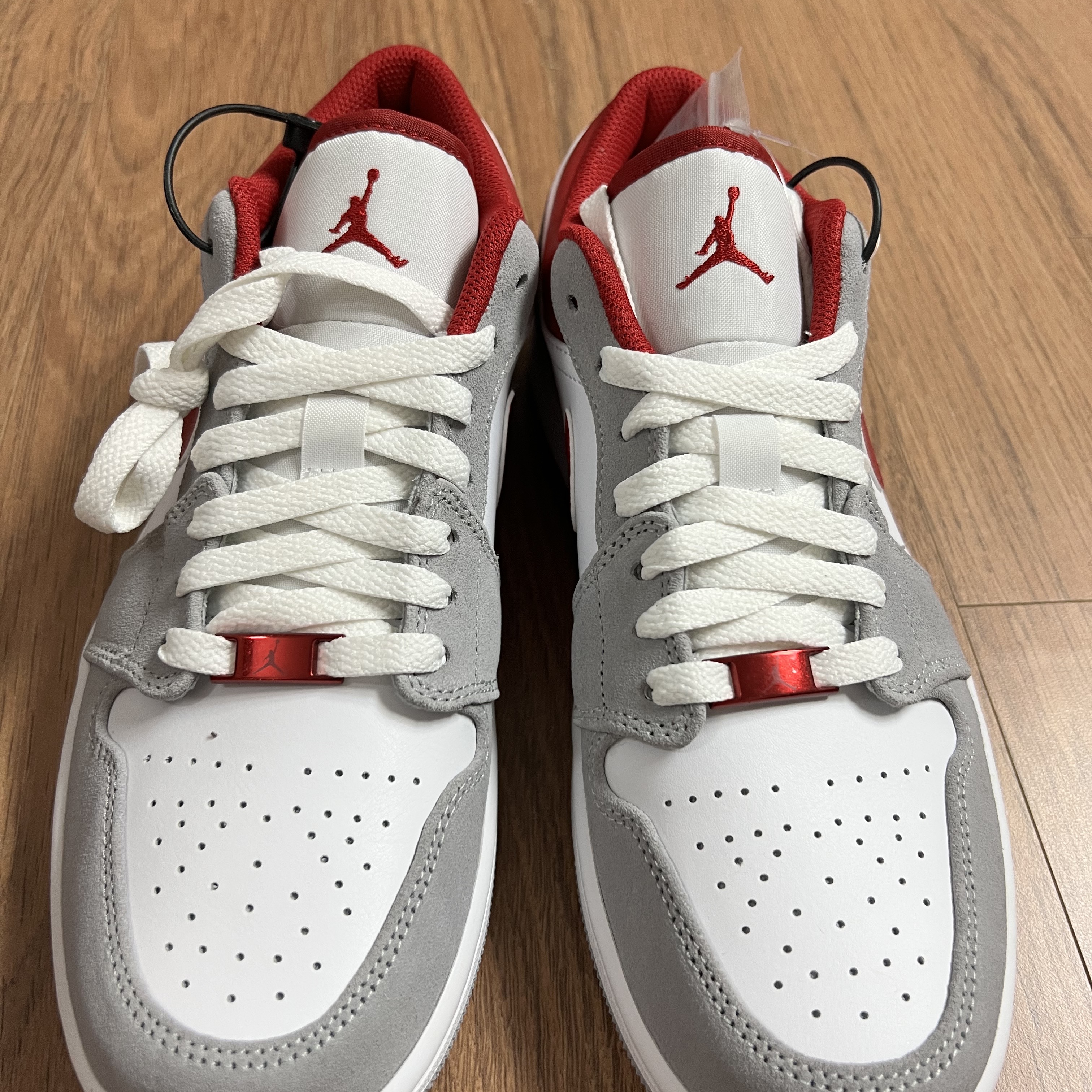 Jordan 1 Low SE Light Smoke Grey Gym Red 착용 스타일 - 2