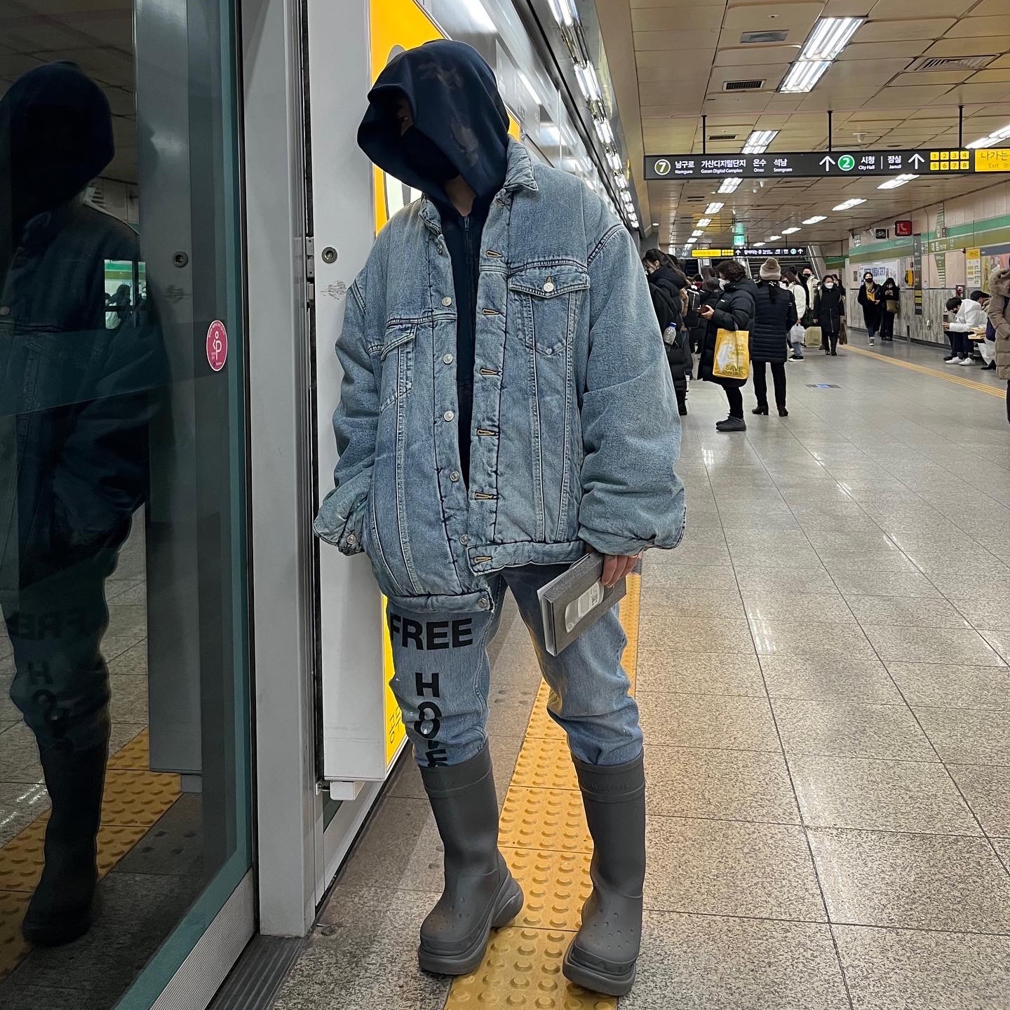 Balenciaga x Crocs Rubber Boot Grey, Balenciaga Padded Japanese Denim Jacket Indigo 착용 스타일 - 1