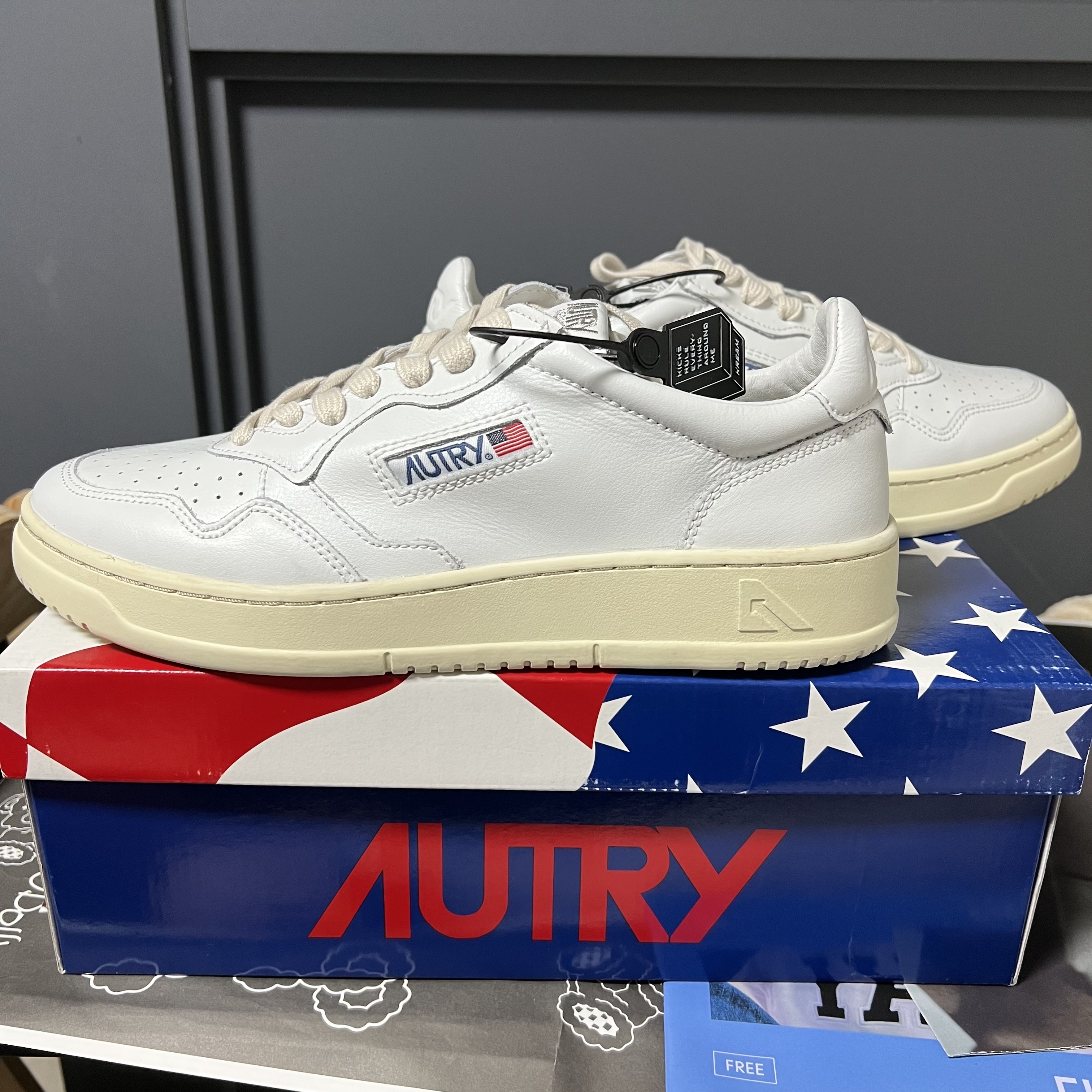 Autry Medalist Low Leather Sneakers White 착용 스타일