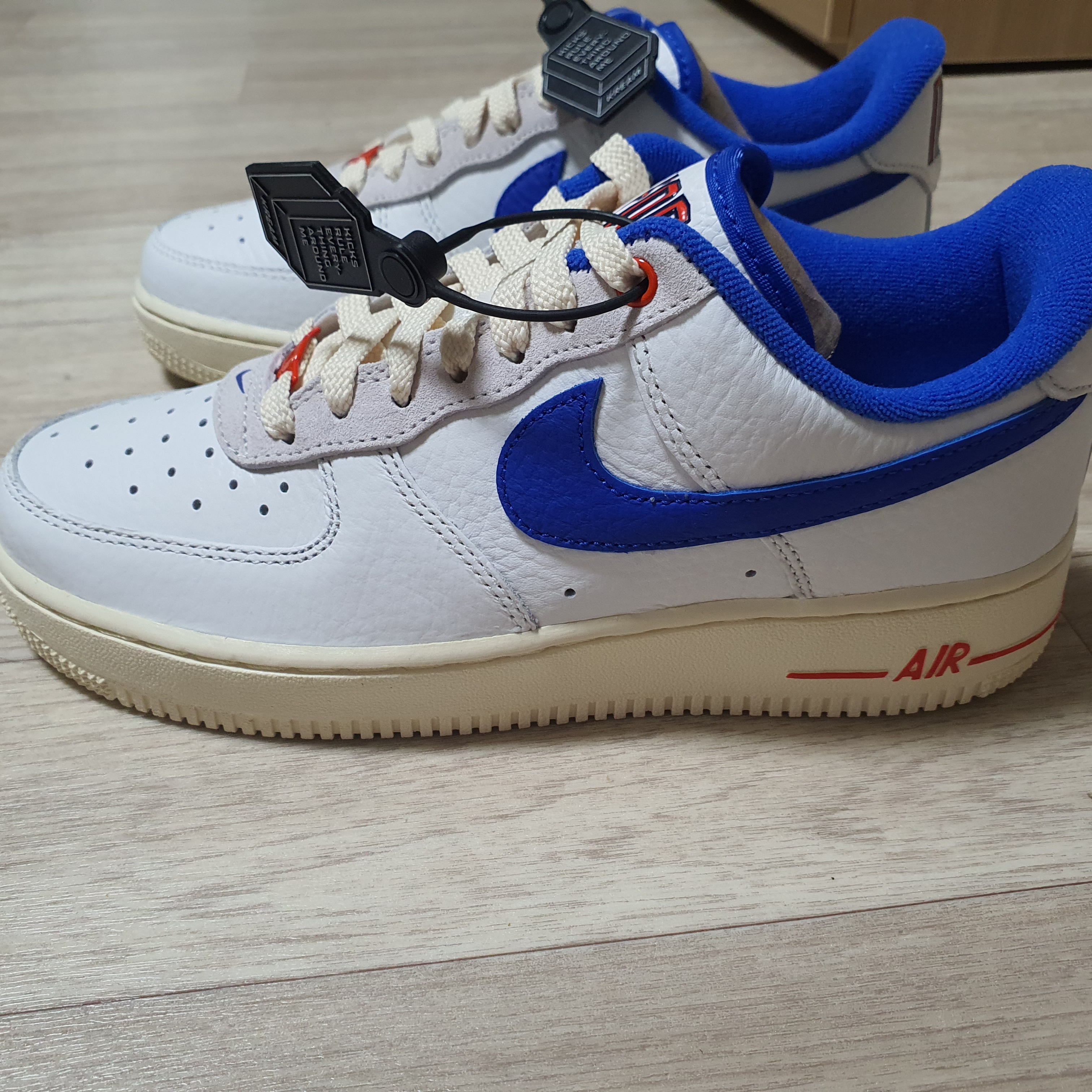 (W) Nike Air Force 1 '07 LX University Blue and Summit White 착용 스타일 - 3