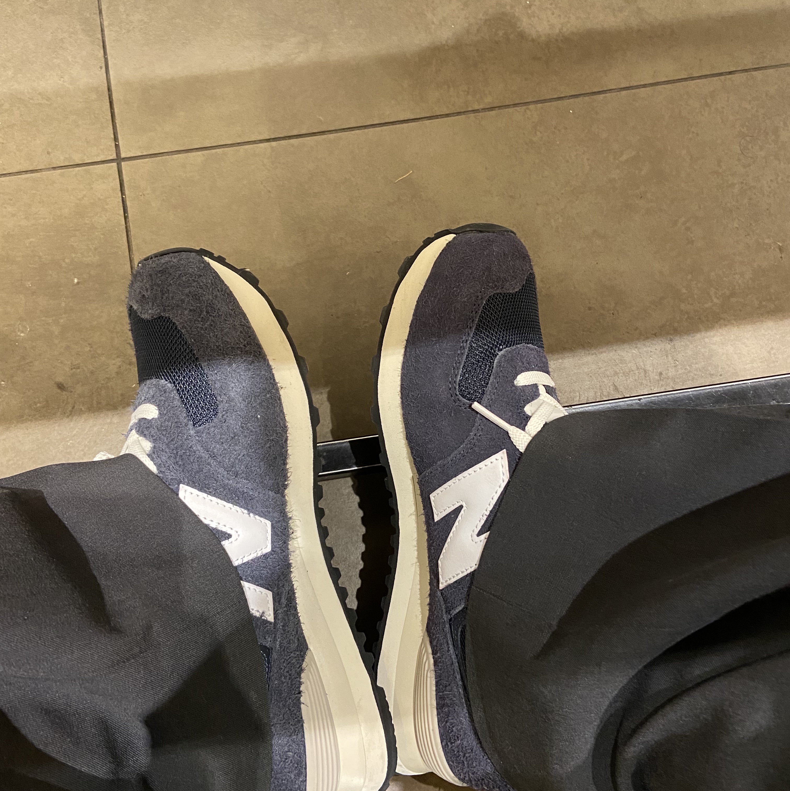 New Balance 574 Heritage Navy 착용 스타일
