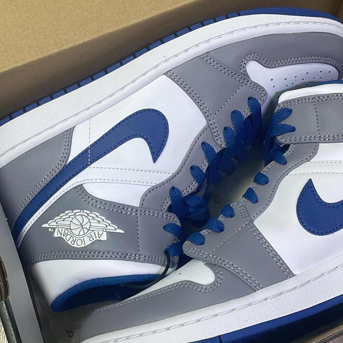 Jordan 1 Mid Cement Grey True Blue 착용 스타일