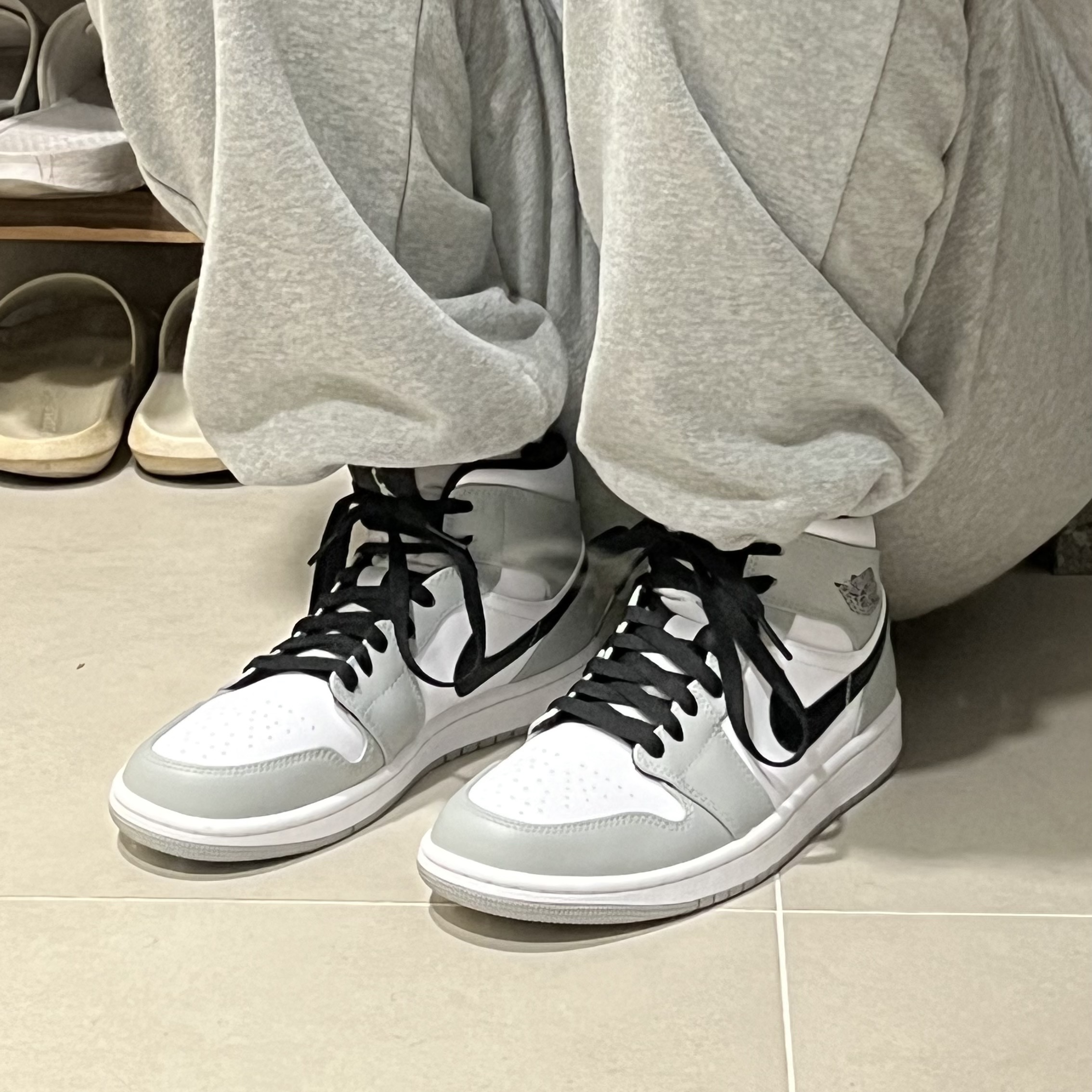 Jordan 1 Mid Light Smoke Grey 착용 스타일