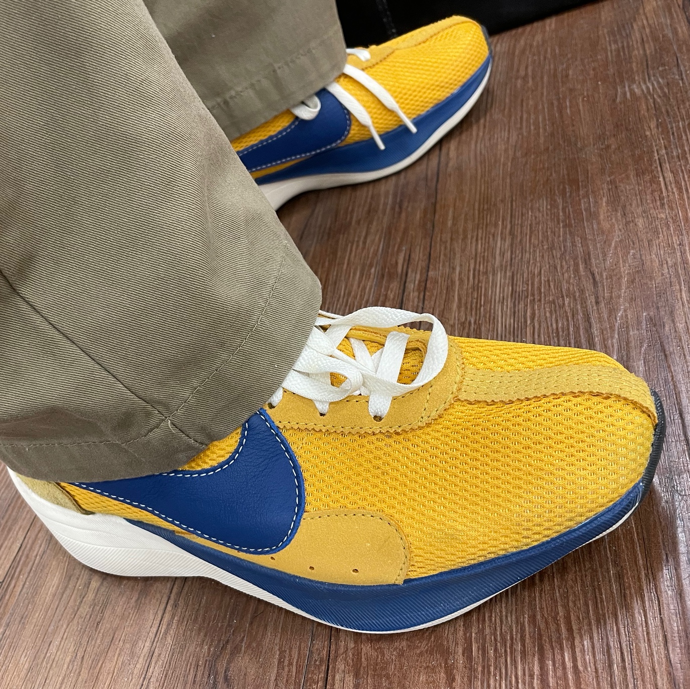 Nike Moon Racer Yellow Ochre Gym Blue 착용 스타일
