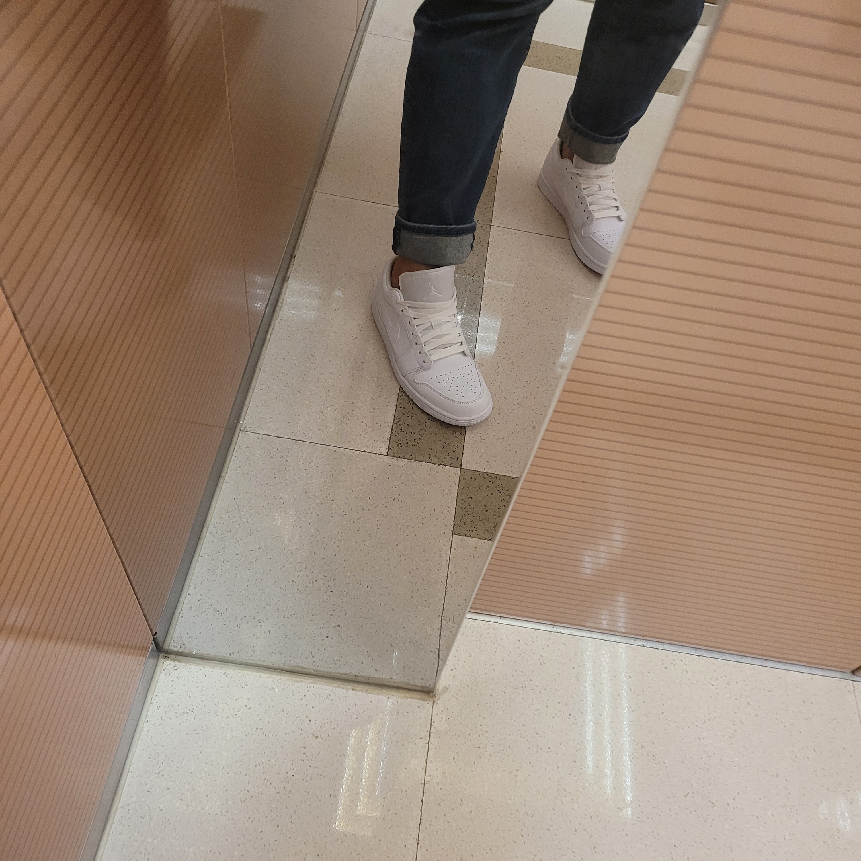 Jordan 1 Low Triple White 착용 스타일 - 1