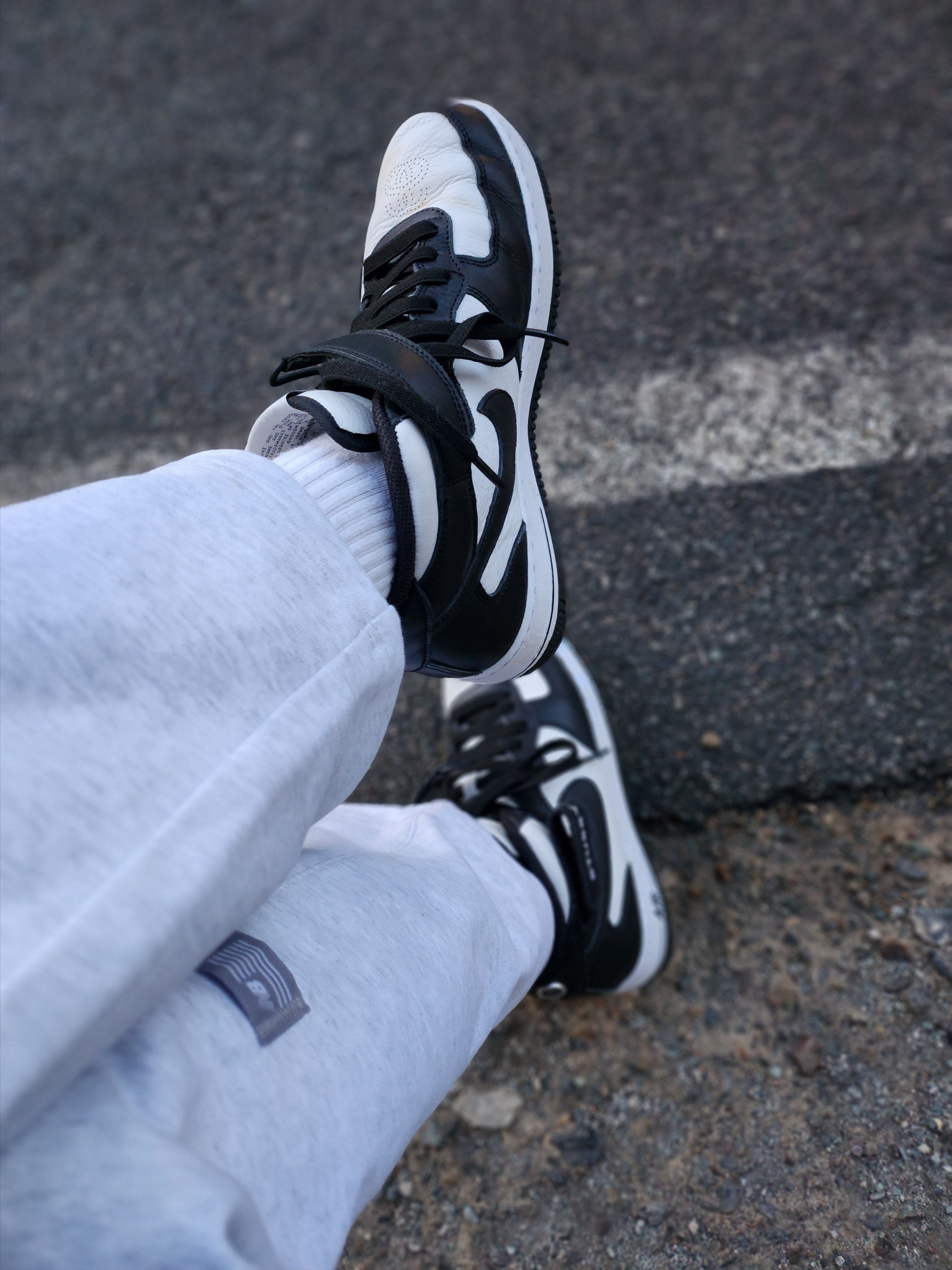 Nike x Stussy Air Force 1 '07 Mid SP Black and Light Bone 착용 스타일 - 2