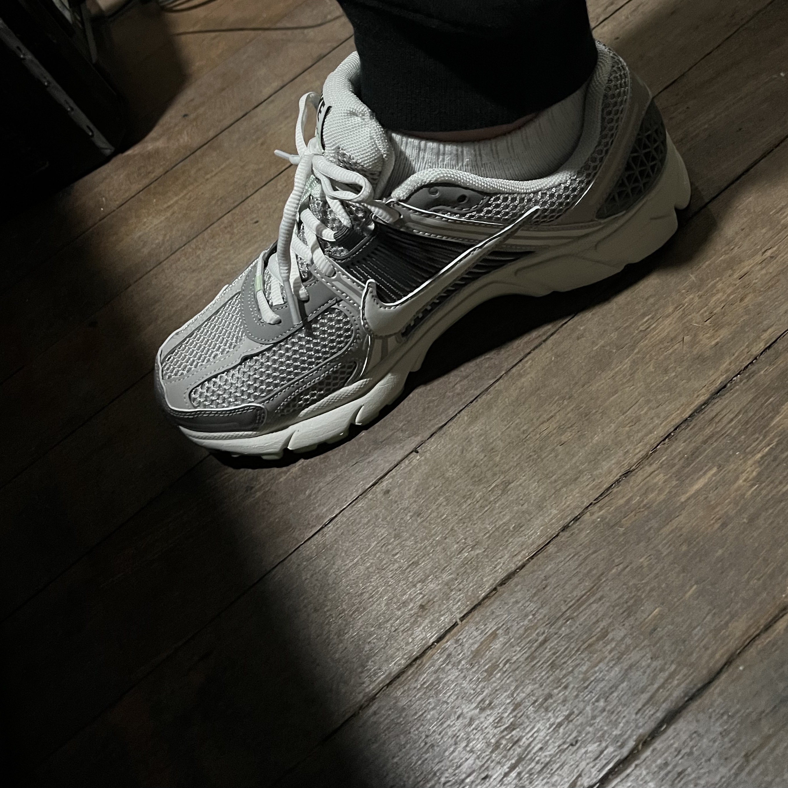 (W) Nike Zoom Vomero 5 Cobblestone and Flat Pewter 착용 스타일