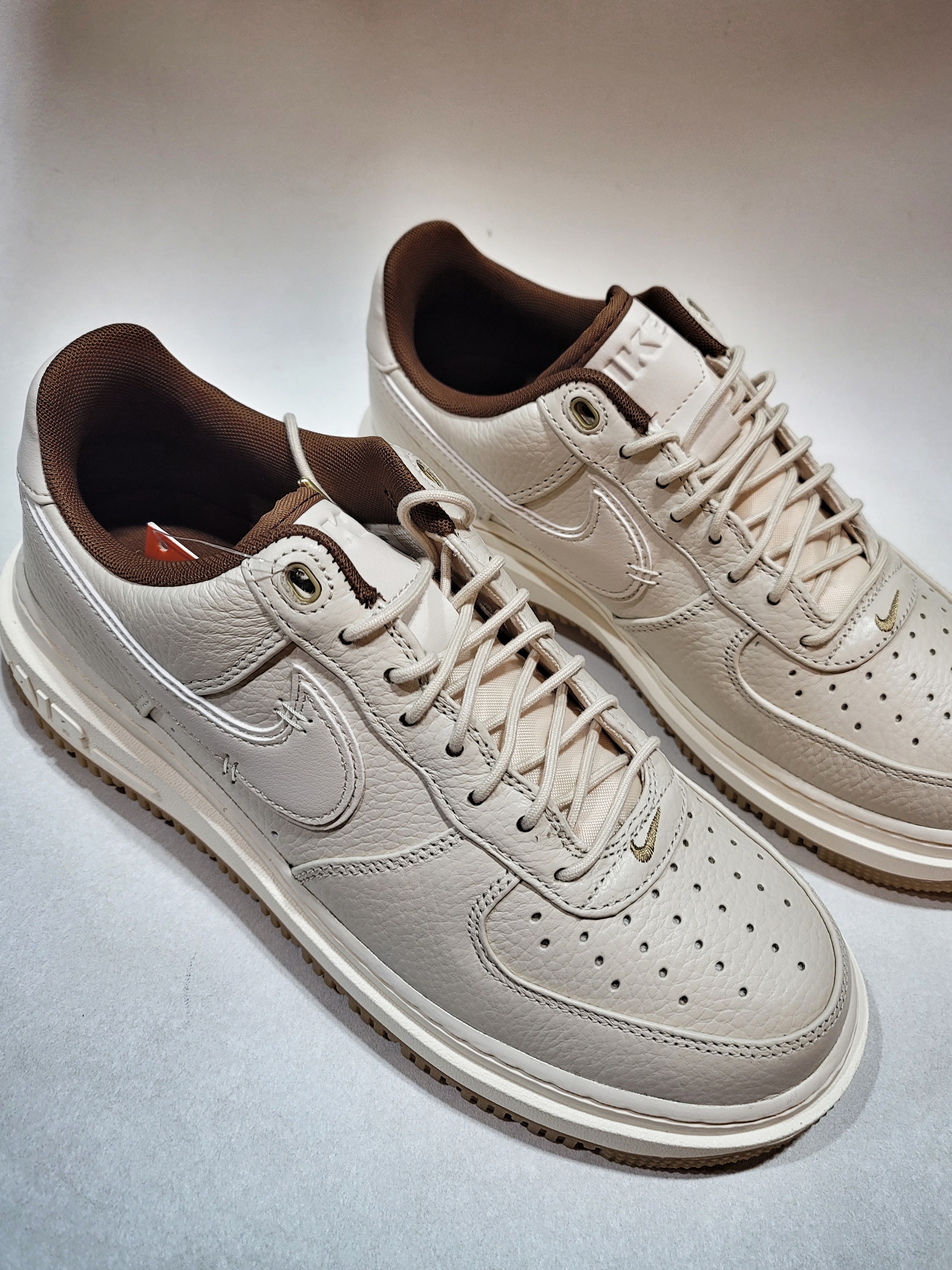 Nike Air Force 1 Luxe Pearl White 착용 스타일 - 2