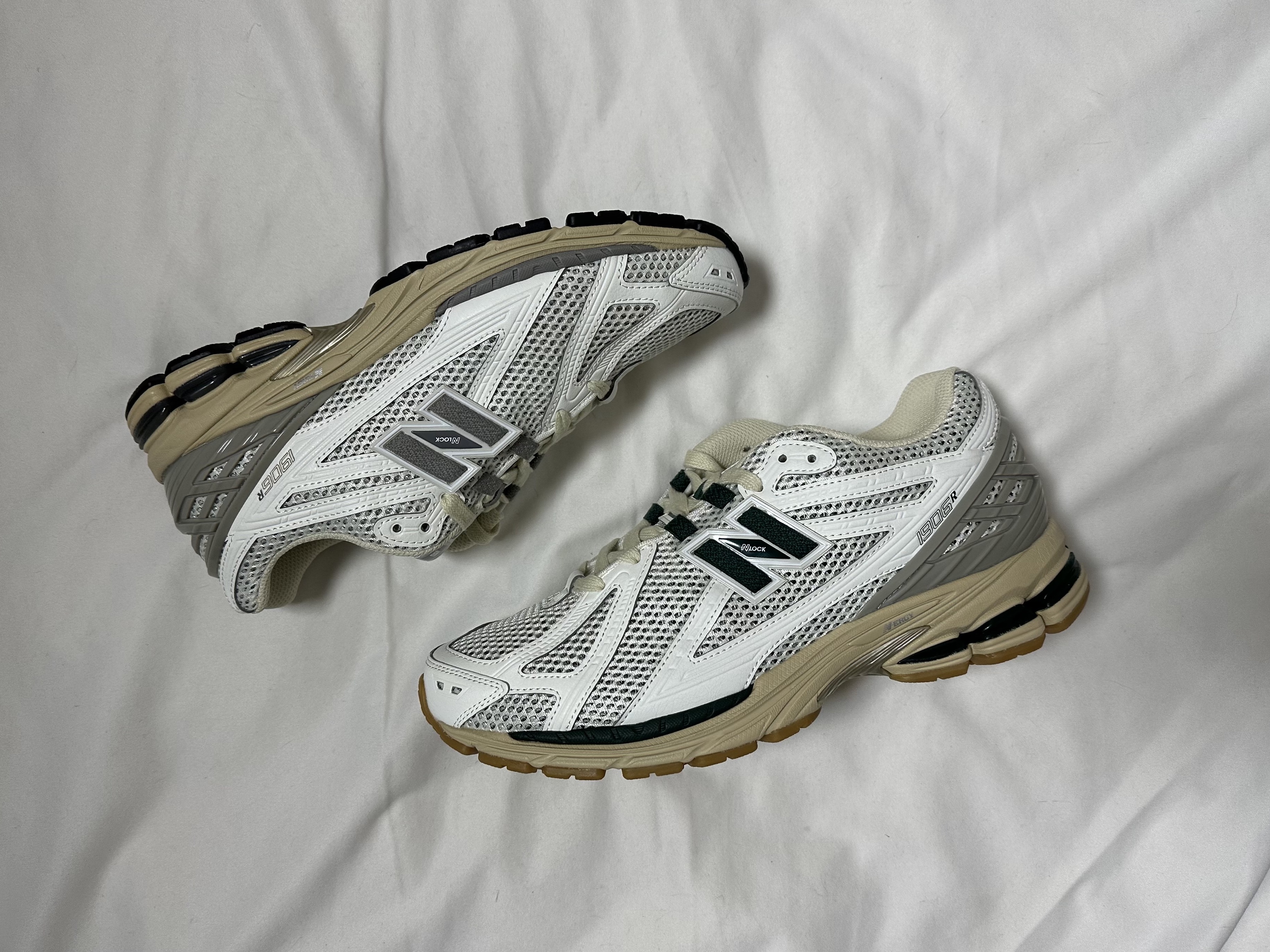 New Balance 1906R Silver Green, New Balance 1906R White Gray 착용 스타일 - 1