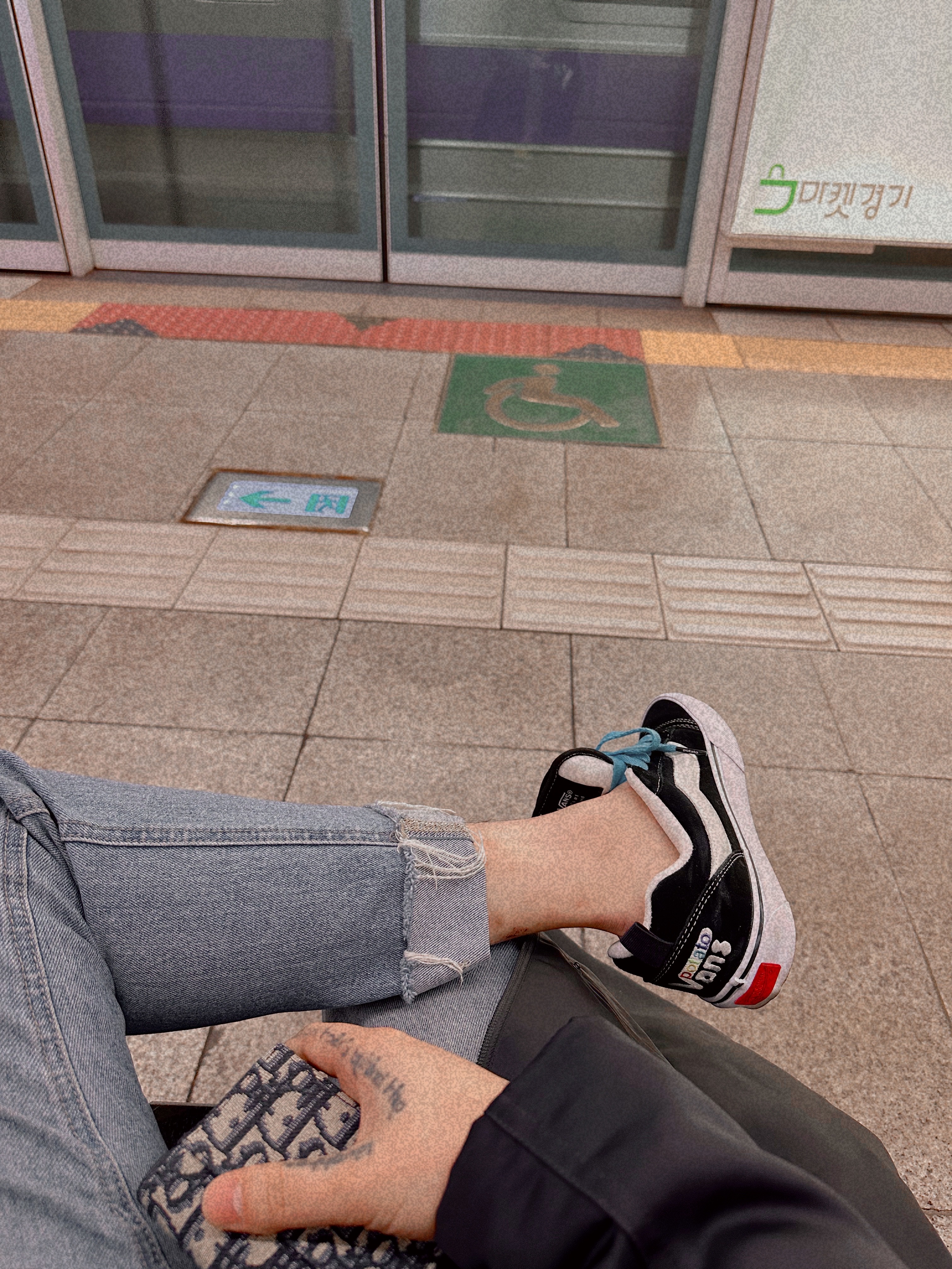 Vans Vault x Imran Potato Knu-Skool VR3 LX Black White, Dior Saddle Flap Card Holder Blue Dior Oblique Jacquard 착용 스타일
