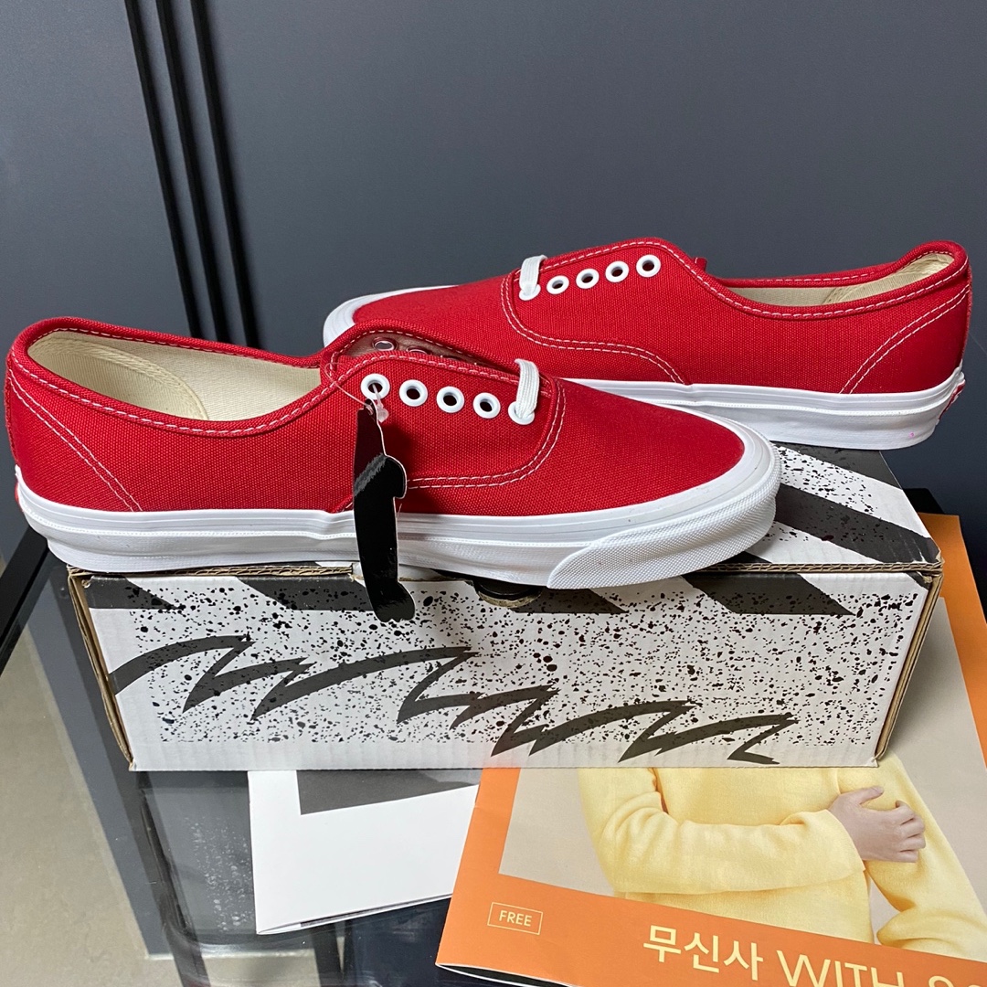 Vans Vault OG Authentic LX Red 착용 스타일 - 1