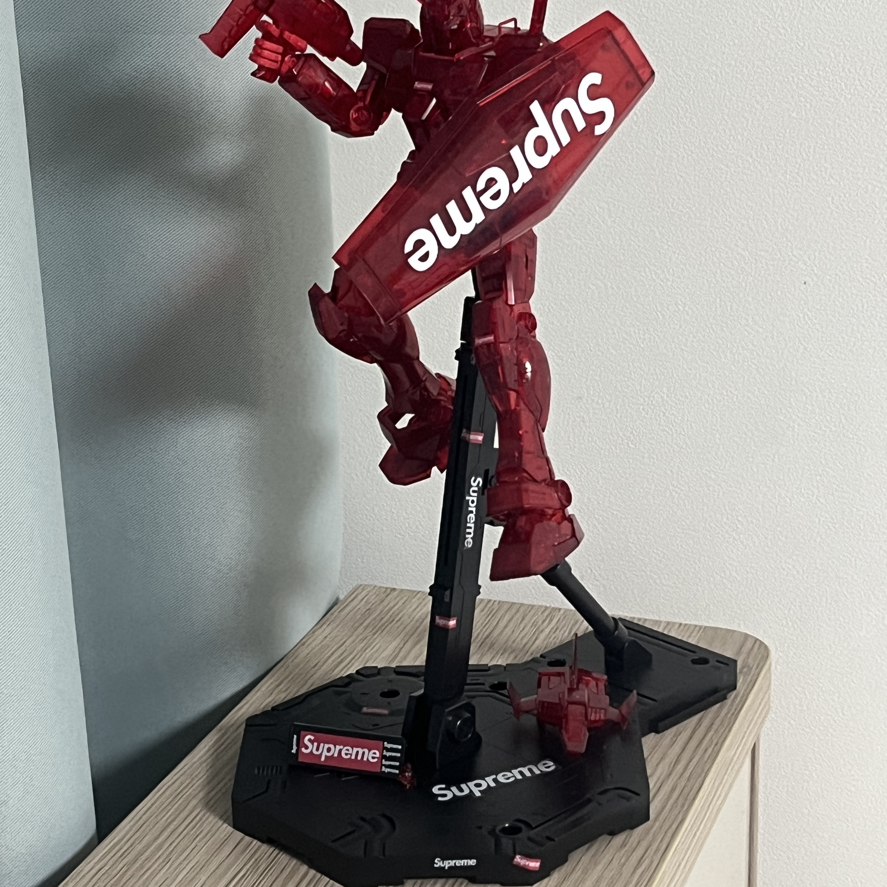 Supreme MG 1/100 RX-78-2 Gundam Ver. 3.0 착용 스타일