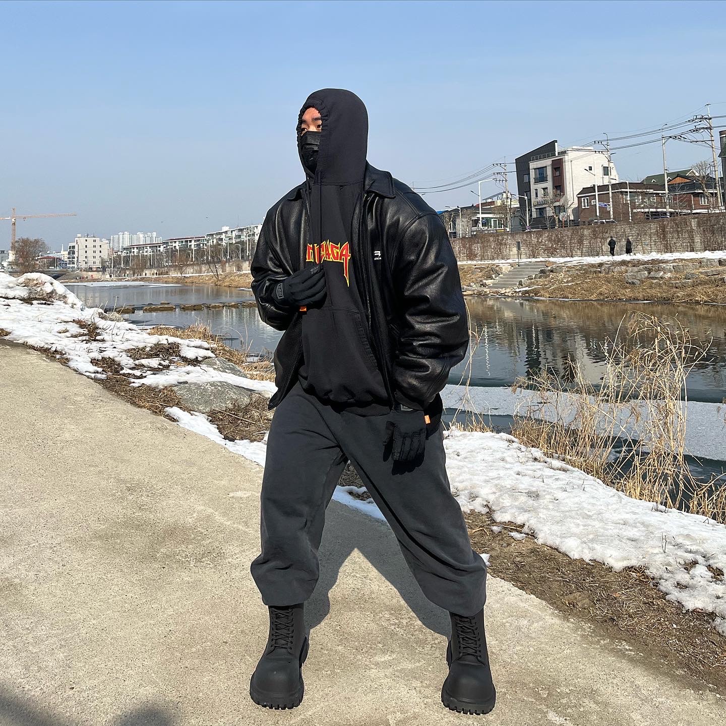 Balenciaga XL Army Boots Full Eva Black, Balenciaga Metal Oversized Hoodie Black 착용 스타일 - 2