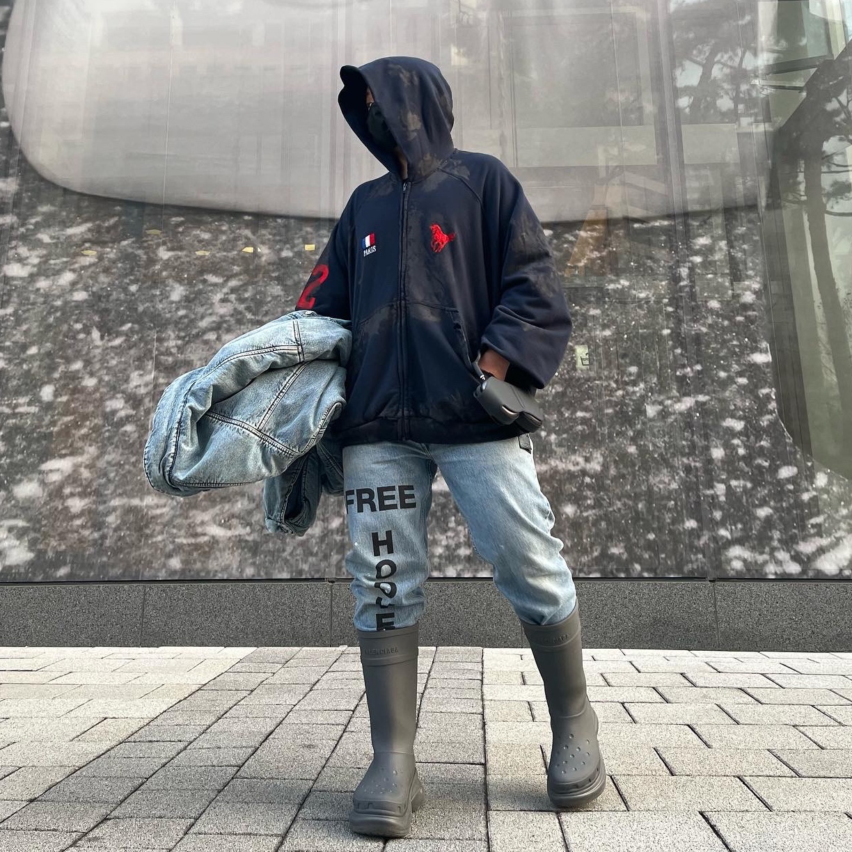 Balenciaga x Crocs Rubber Boot Grey, Balenciaga Padded Japanese Denim Jacket Indigo 착용 스타일 - 2