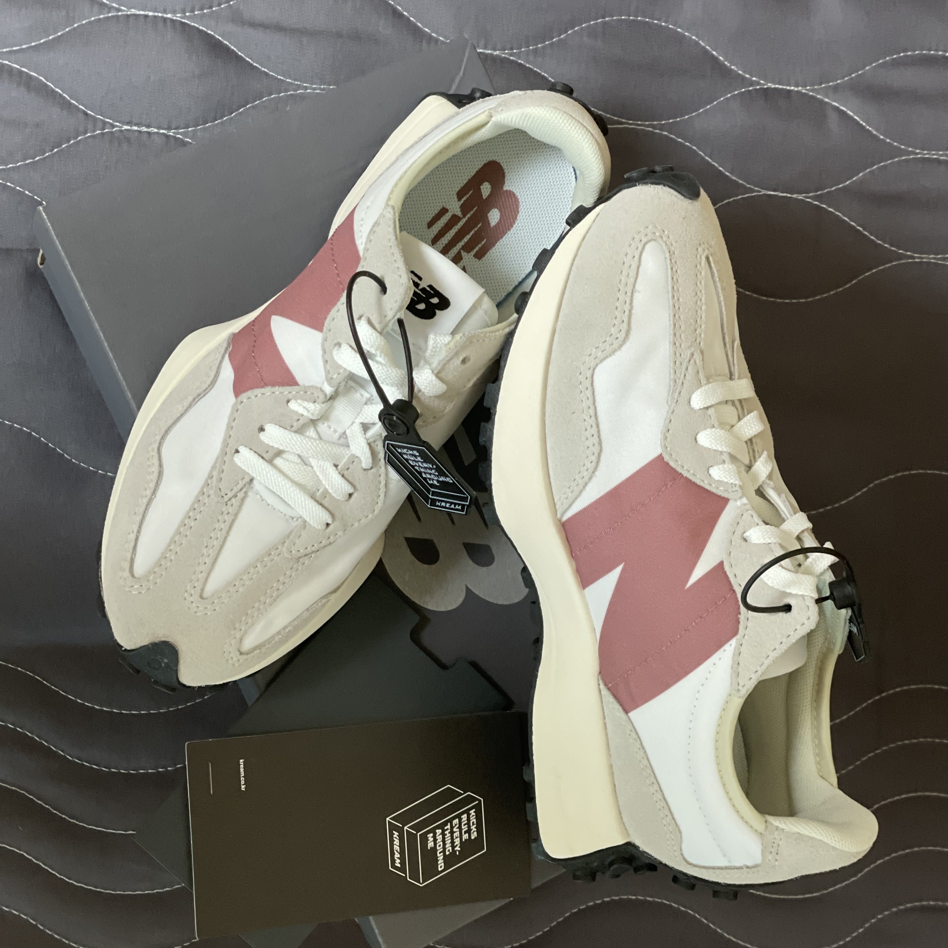 (W) New Balance 327 Gray Rose 착용 스타일 - 1