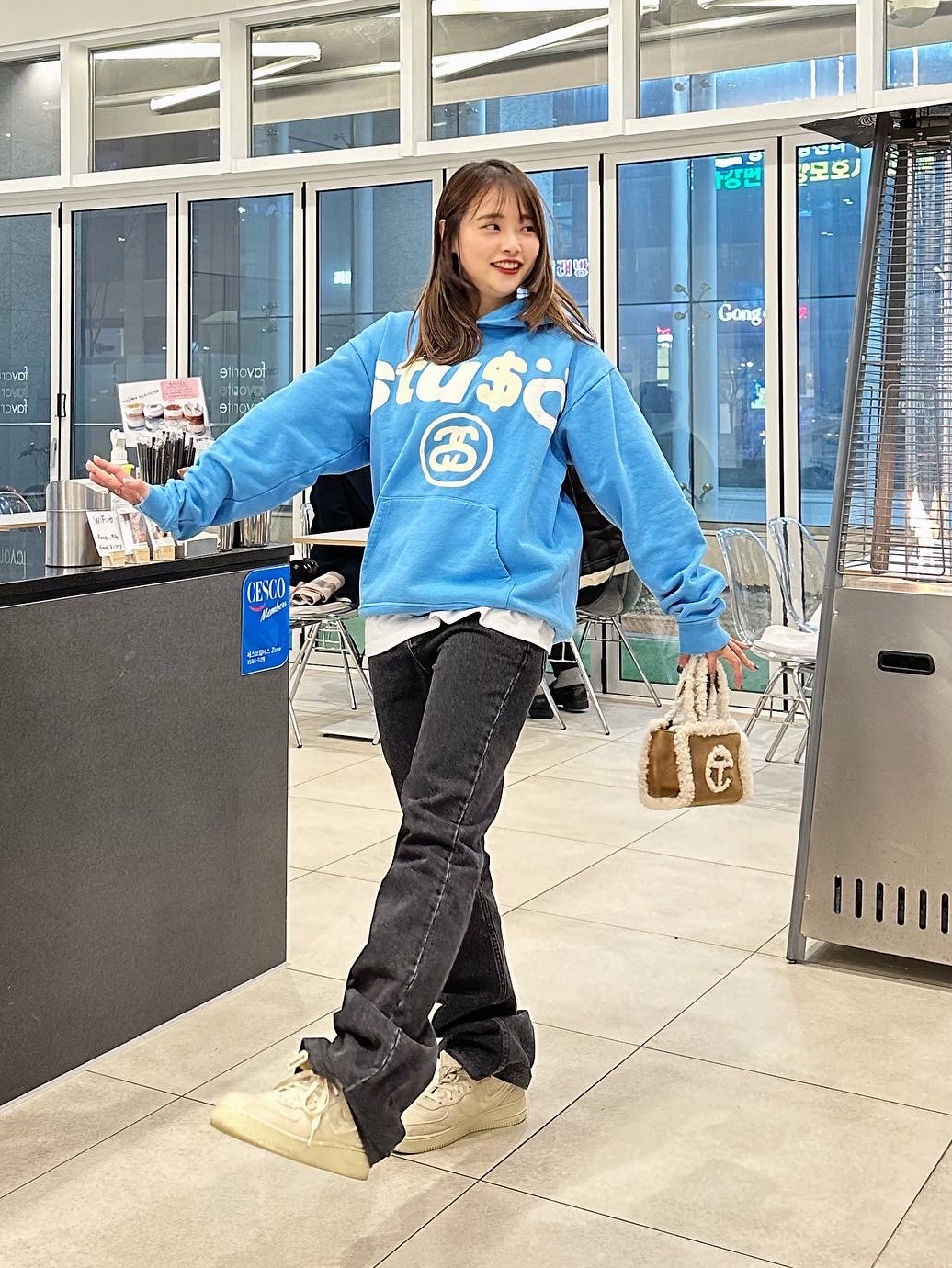 Telfar x UGG Small Shopping Bag Chestnut, Nike x Stussy Air Force 1 '07 Mid SP Fossil 착용 스타일 - 3