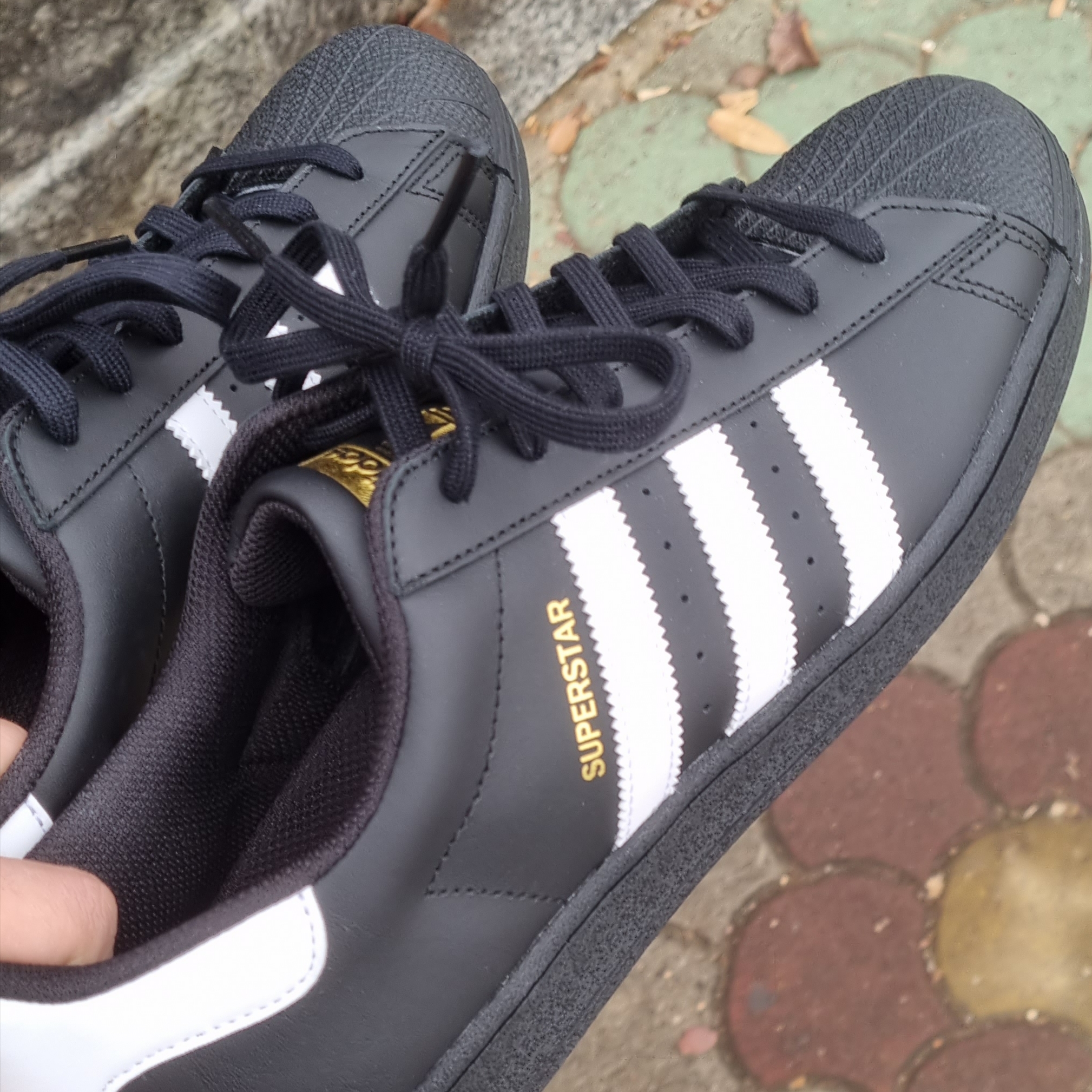 Adidas Superstar Core Black White 착용 스타일