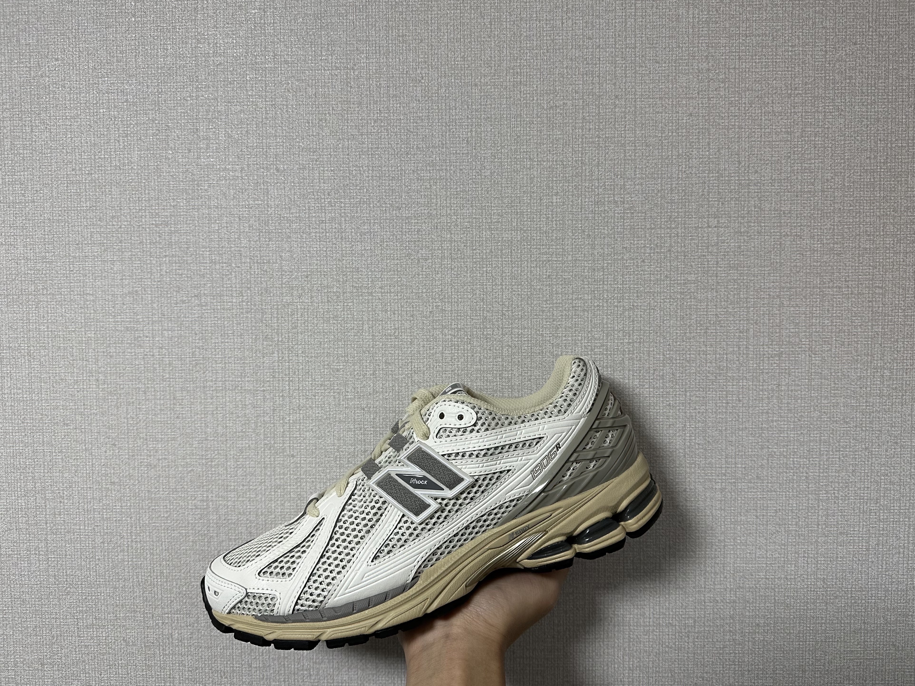 New Balance 1906R Silver Green, New Balance 1906R White Gray 착용 스타일 - 3