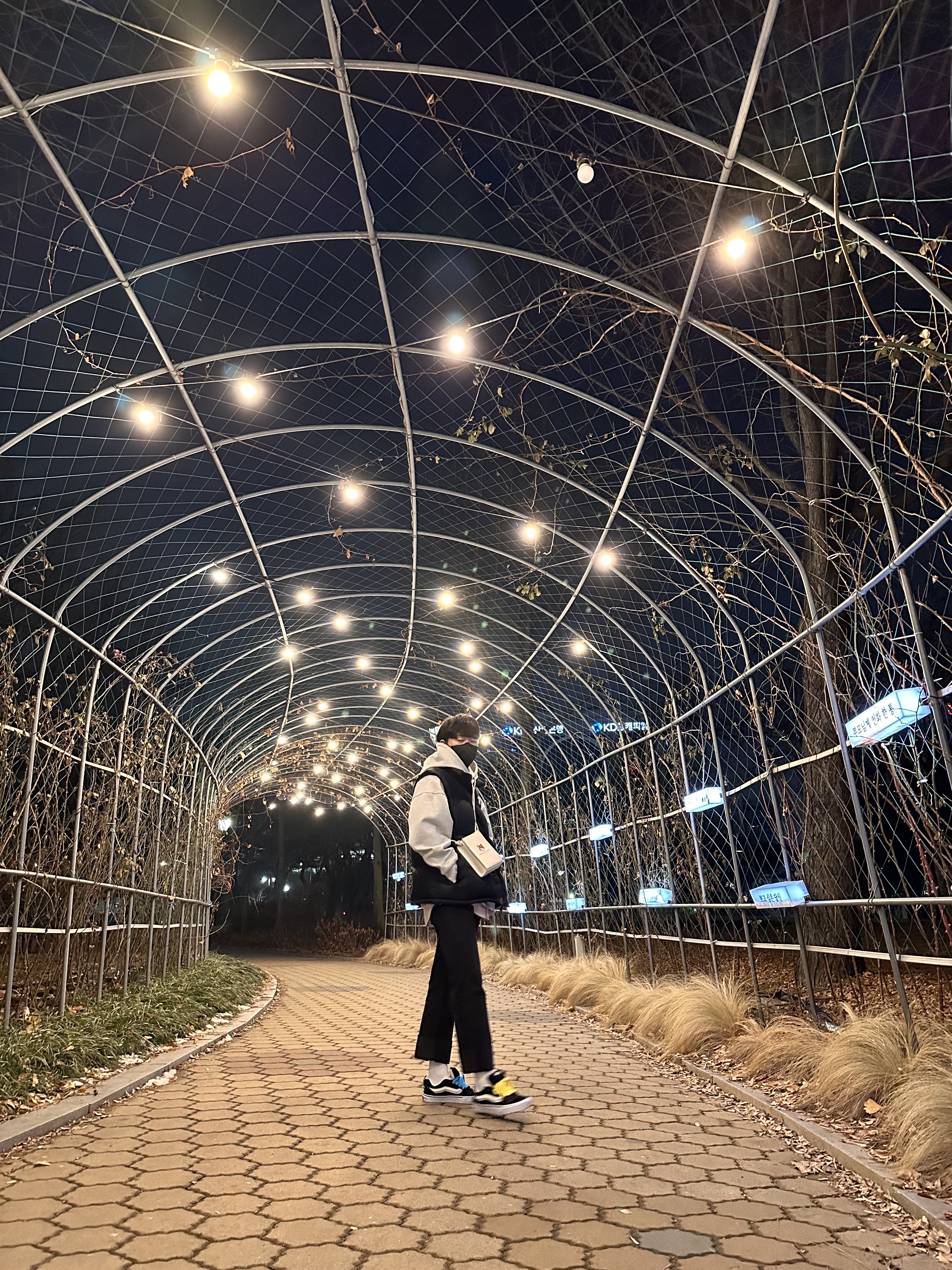 Vans Vault x Imran Potato Knu-Skool VR3 LX Black White, Maison Kitsune x Laneige Crossbody Bag 착용 스타일