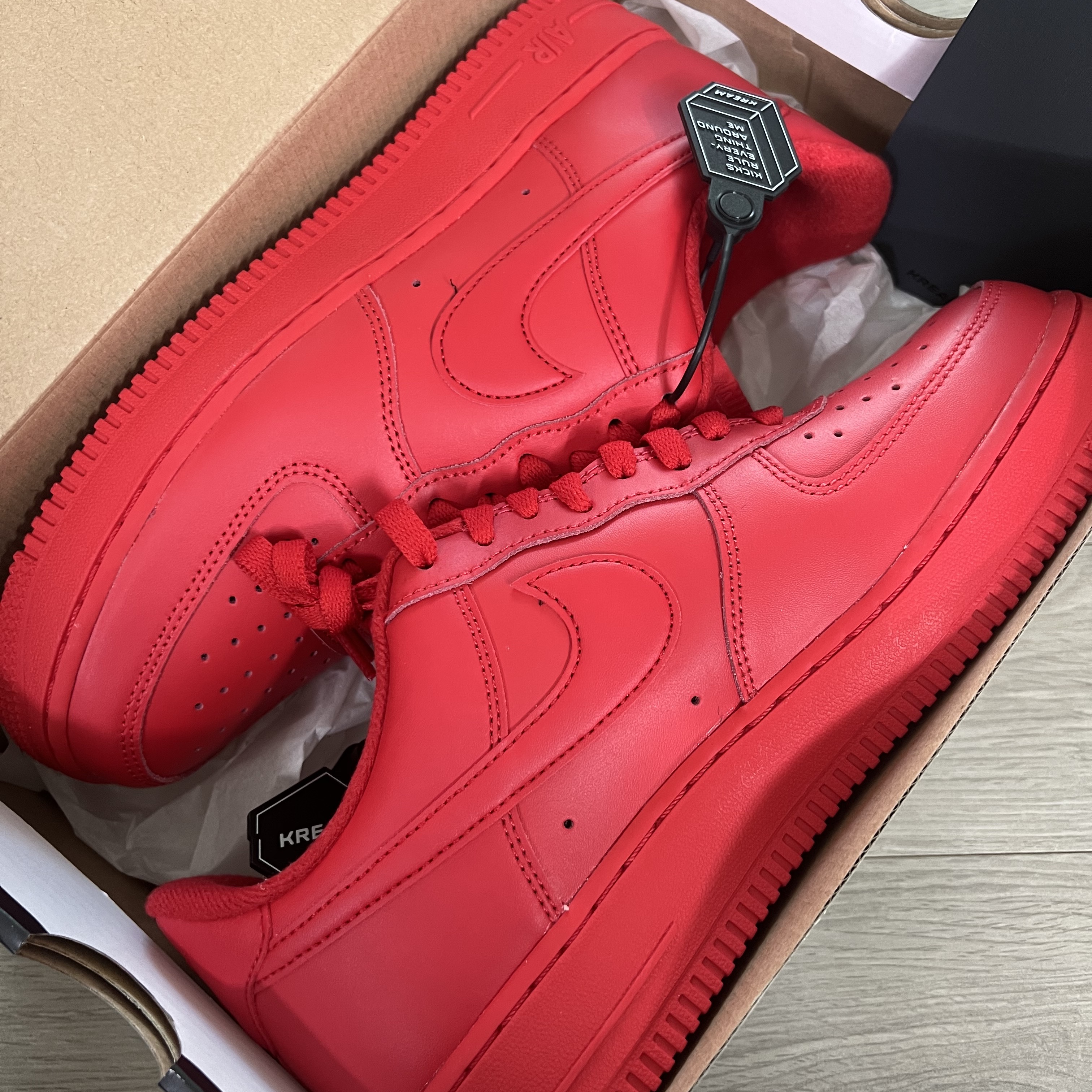 Nike Air Force 1 '07 LV8 Low 1 Triple Red 착용 스타일 - 1