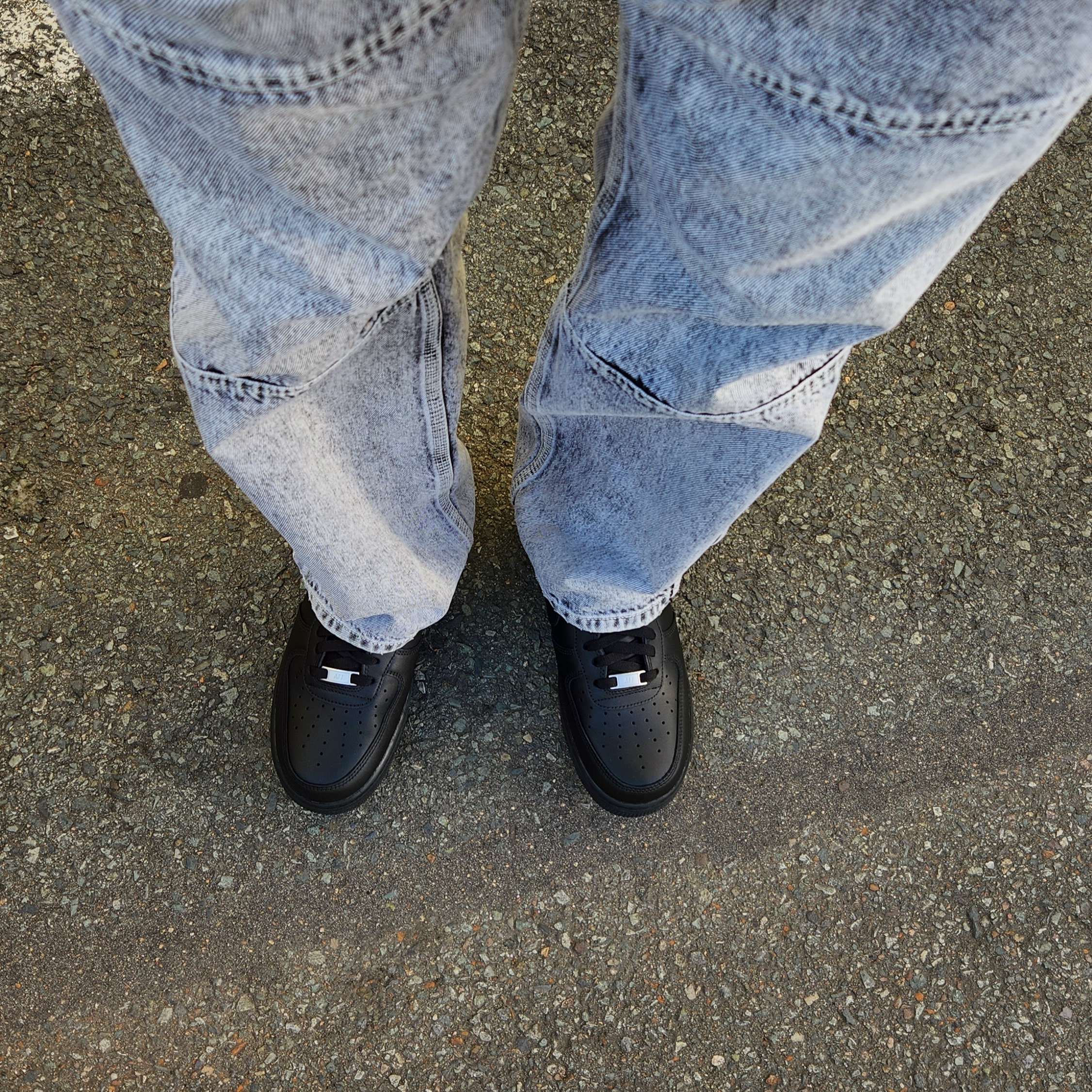 Nike Air Force 1 '07 Low Triple Black 착용 스타일 - 2