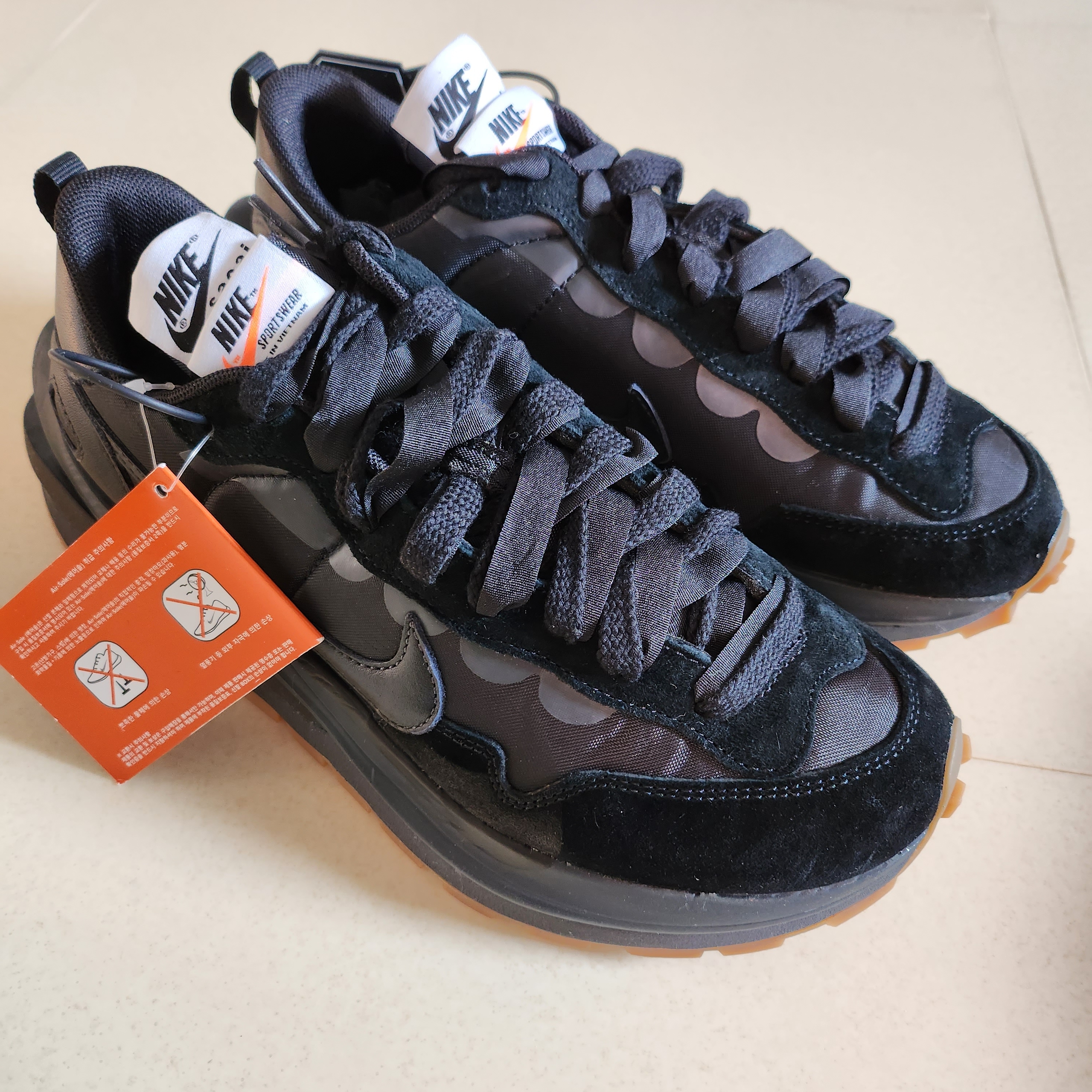Nike x Sacai VaporWaffle Black and Gum 착용 스타일