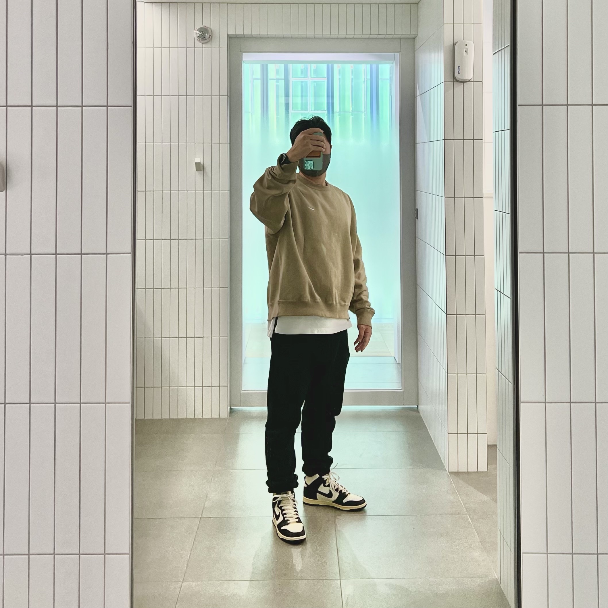 Nike NRG Solo Swoosh Crew Fleece Khaki - US/EU, Essentials Sweatpants Dark Slate/Black 2020 착용 스타일
