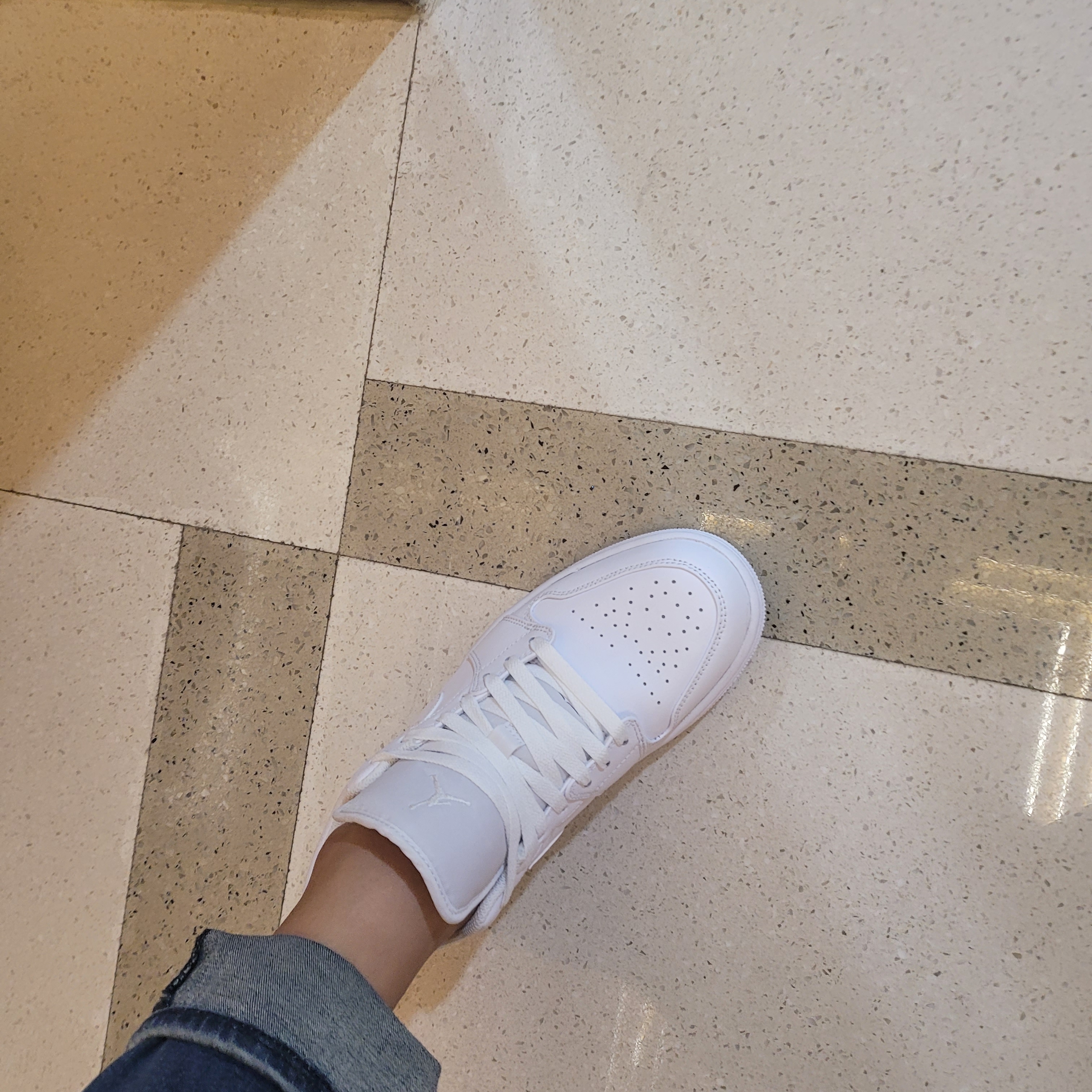 Jordan 1 Low Triple White 착용 스타일 - 2