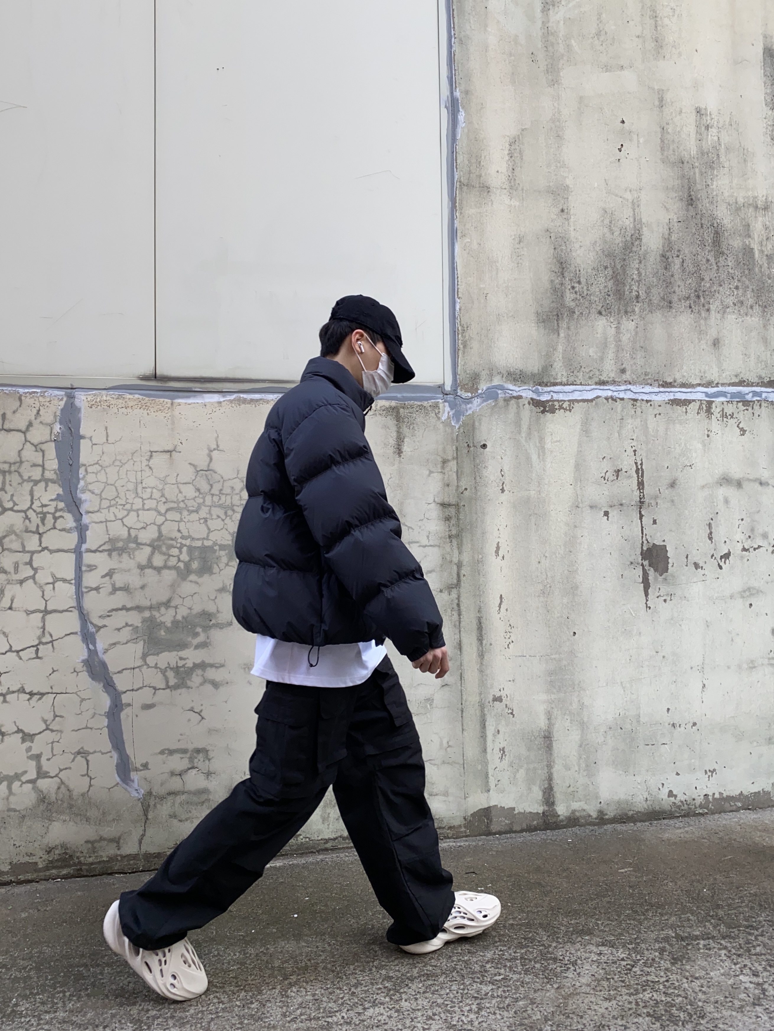 Adidas Yeezy Foam RNNR Sand 착용 스타일 - 3