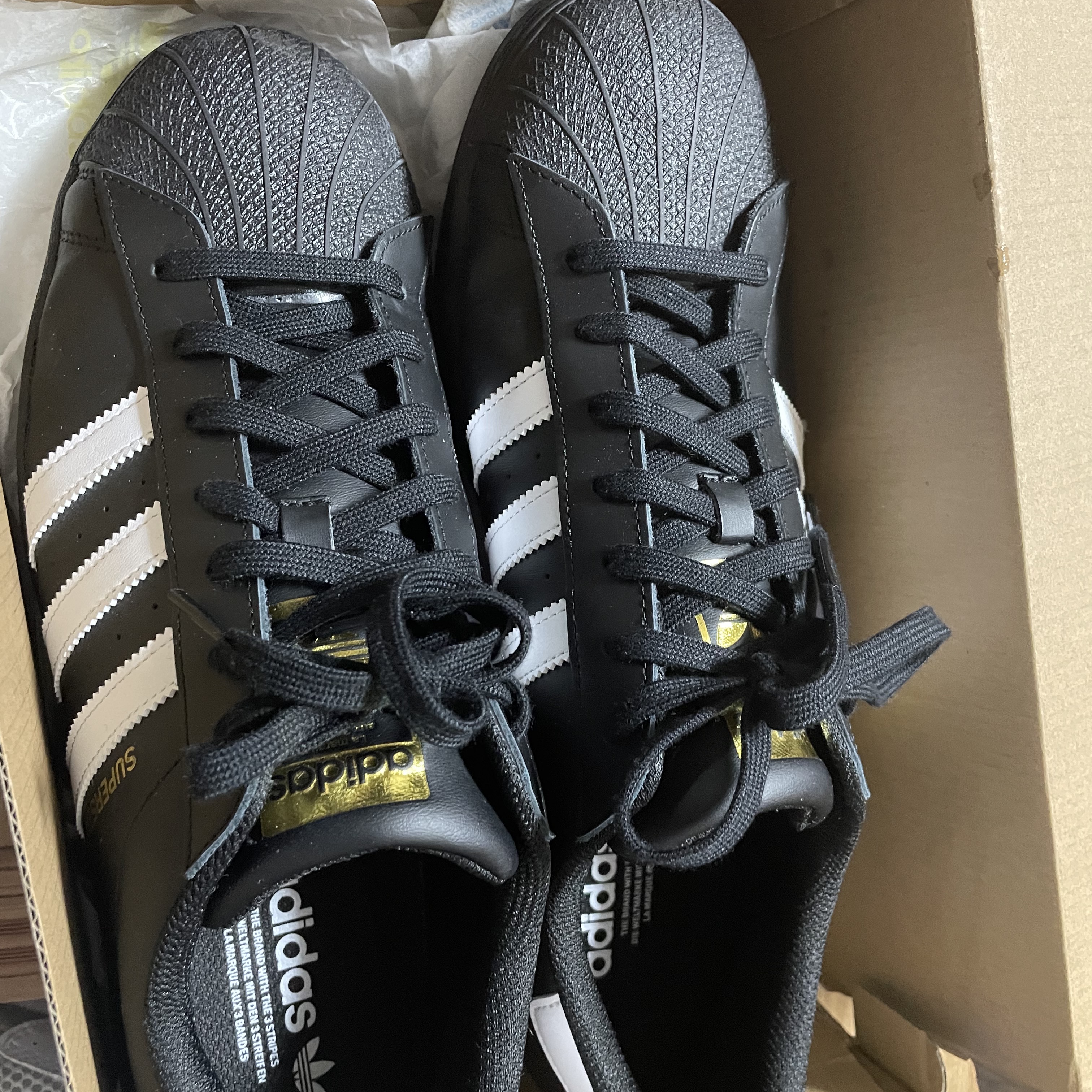 Adidas Superstar Core Black White 착용 스타일