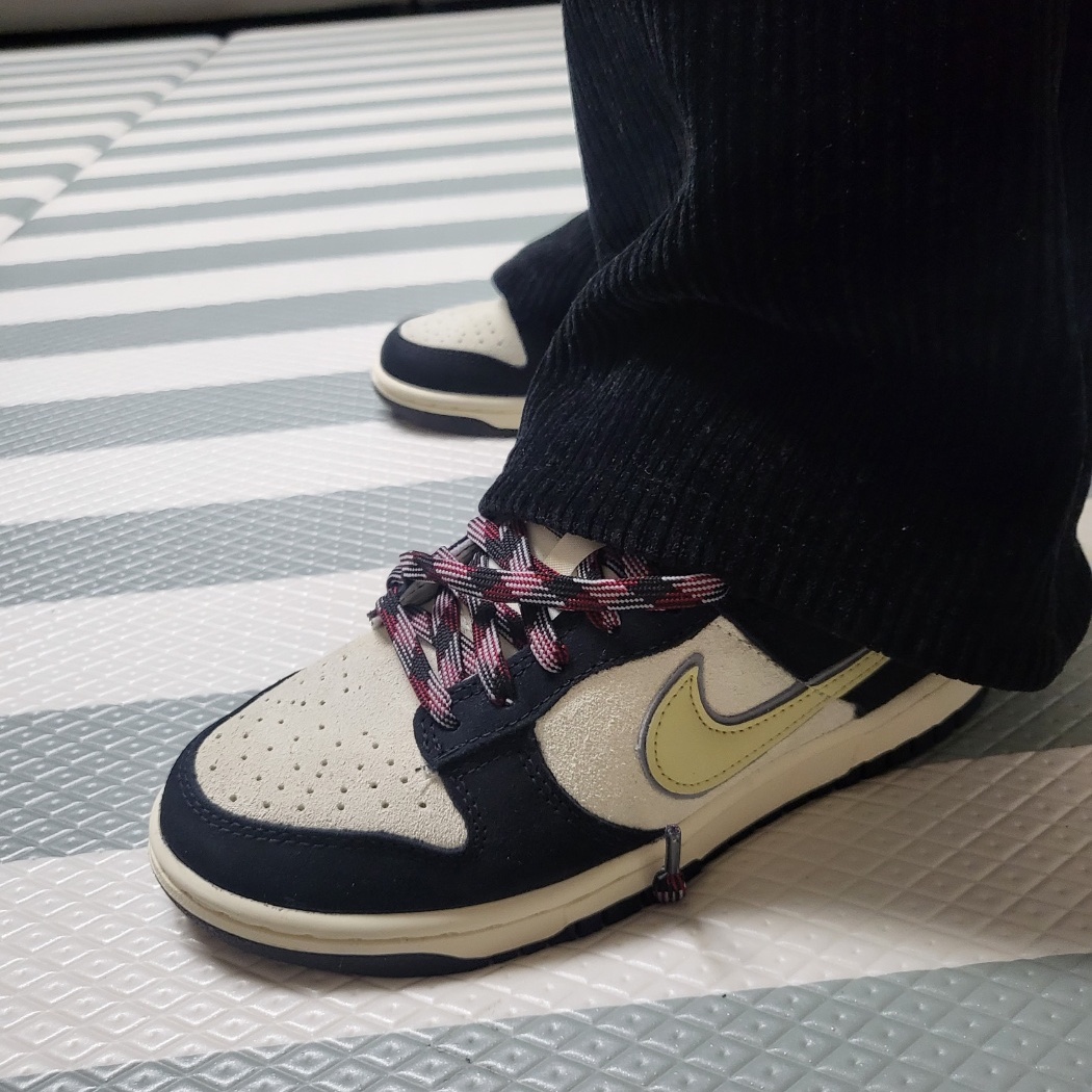 (W) Nike Dunk Low LX Black Suede 착용 스타일 - 3