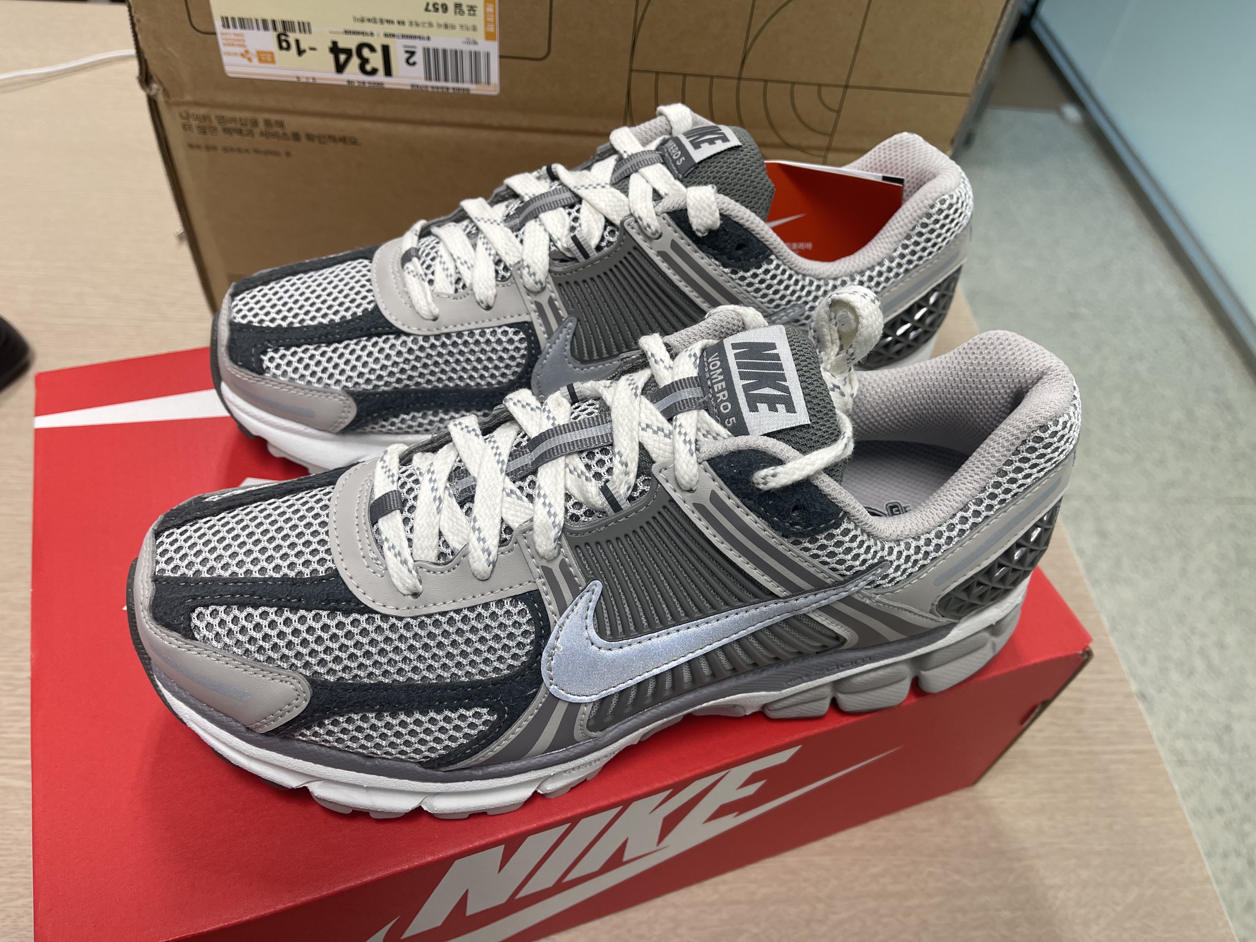Nike Zoom Vomero 5 PRM Light Iron Ore and Flat Fewter 착용 스타일 - 1