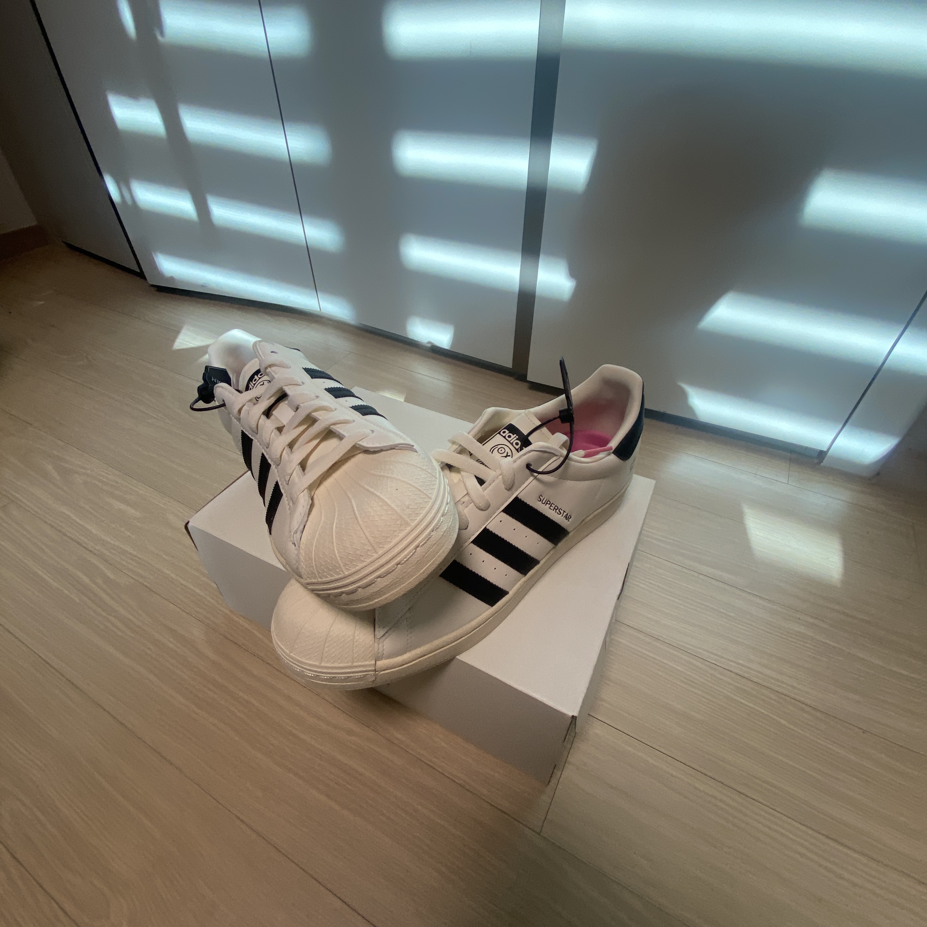 Adidas x Andre Saraiva Superstar Cream White Core Black 착용 스타일 - 1