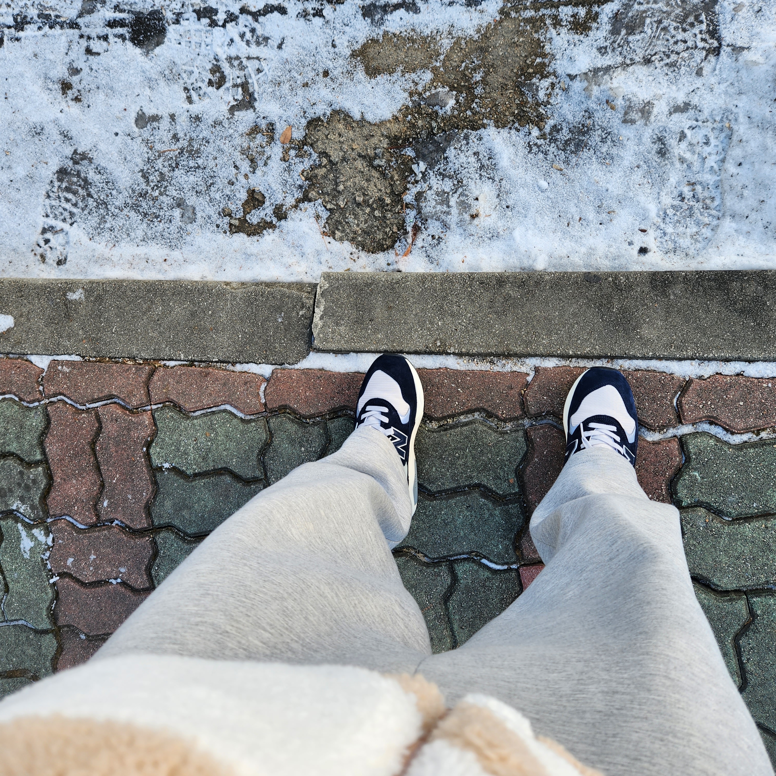 New Balance 580 Navy Cream 착용 스타일 - 3