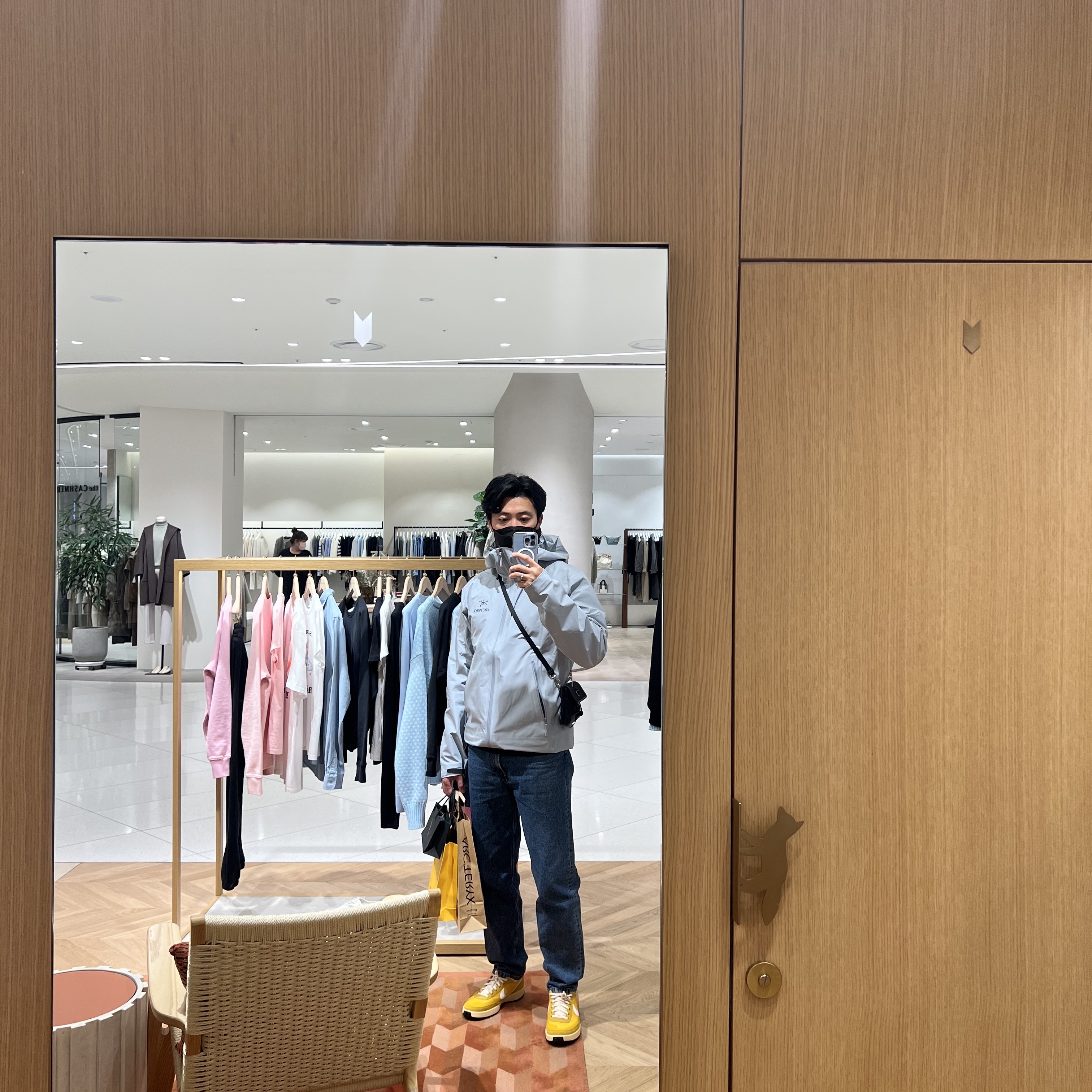 Arc'teryx Beta LT Jacket Lucent, A.P.C. Martin Jeans Stonewashed Indigo 착용 스타일