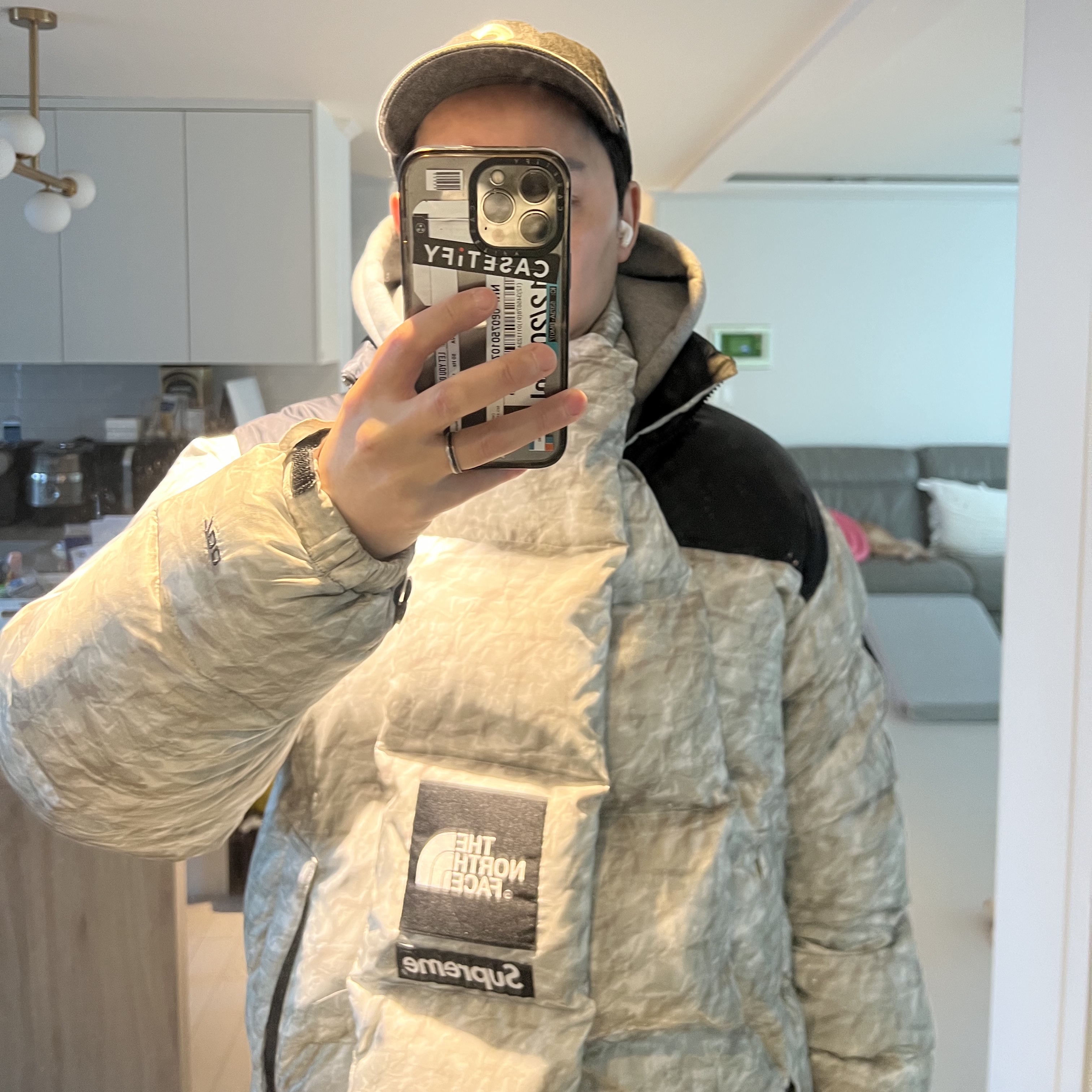 Supreme x The North Face Paper Print Nuptse Jacket - 19FW, Supreme x The North Face Paper Print 700-Fill Down Scarf 착용 스타일
