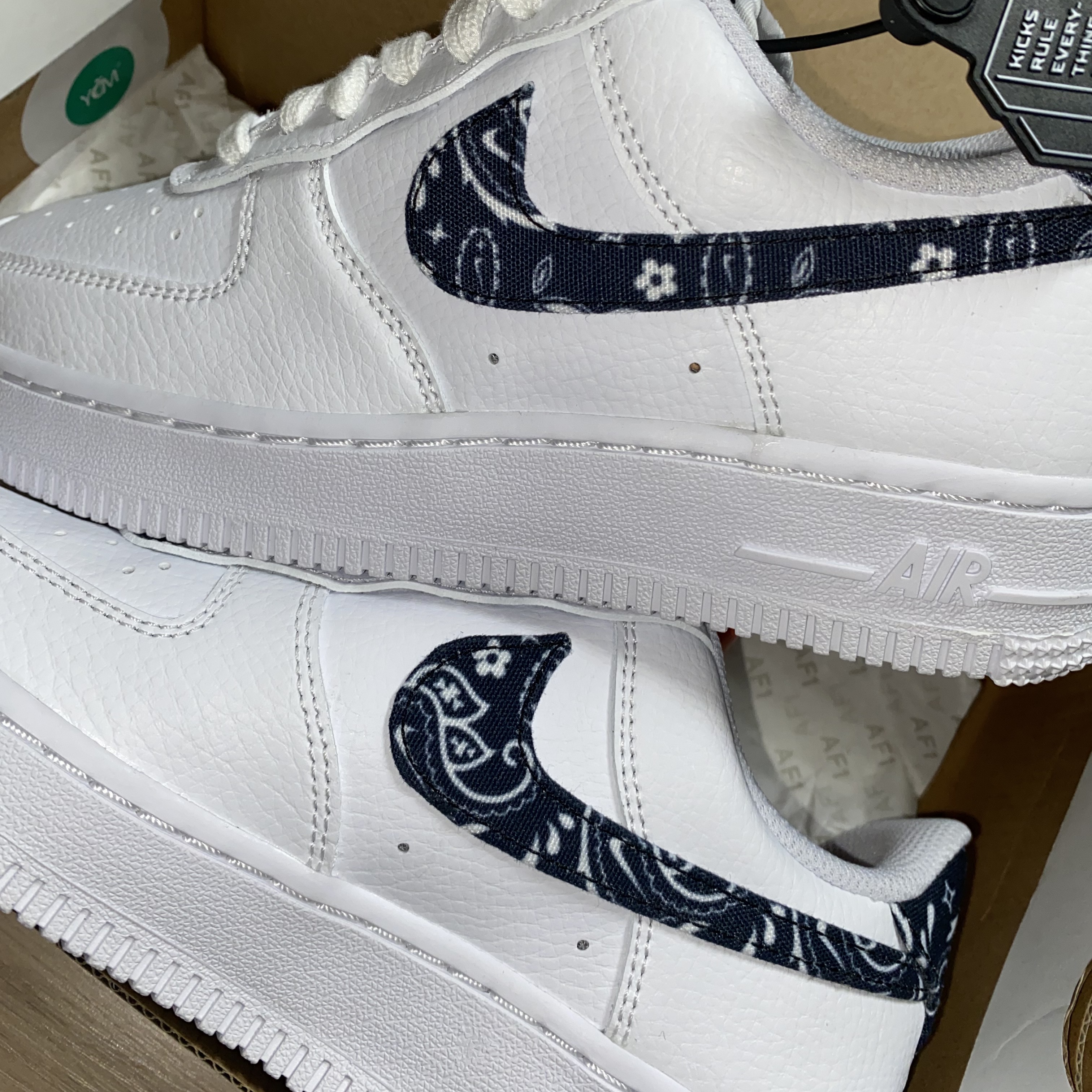 (W) Nike Air Force 1 '07 Essential Paisley Swoosh White Black 착용 스타일