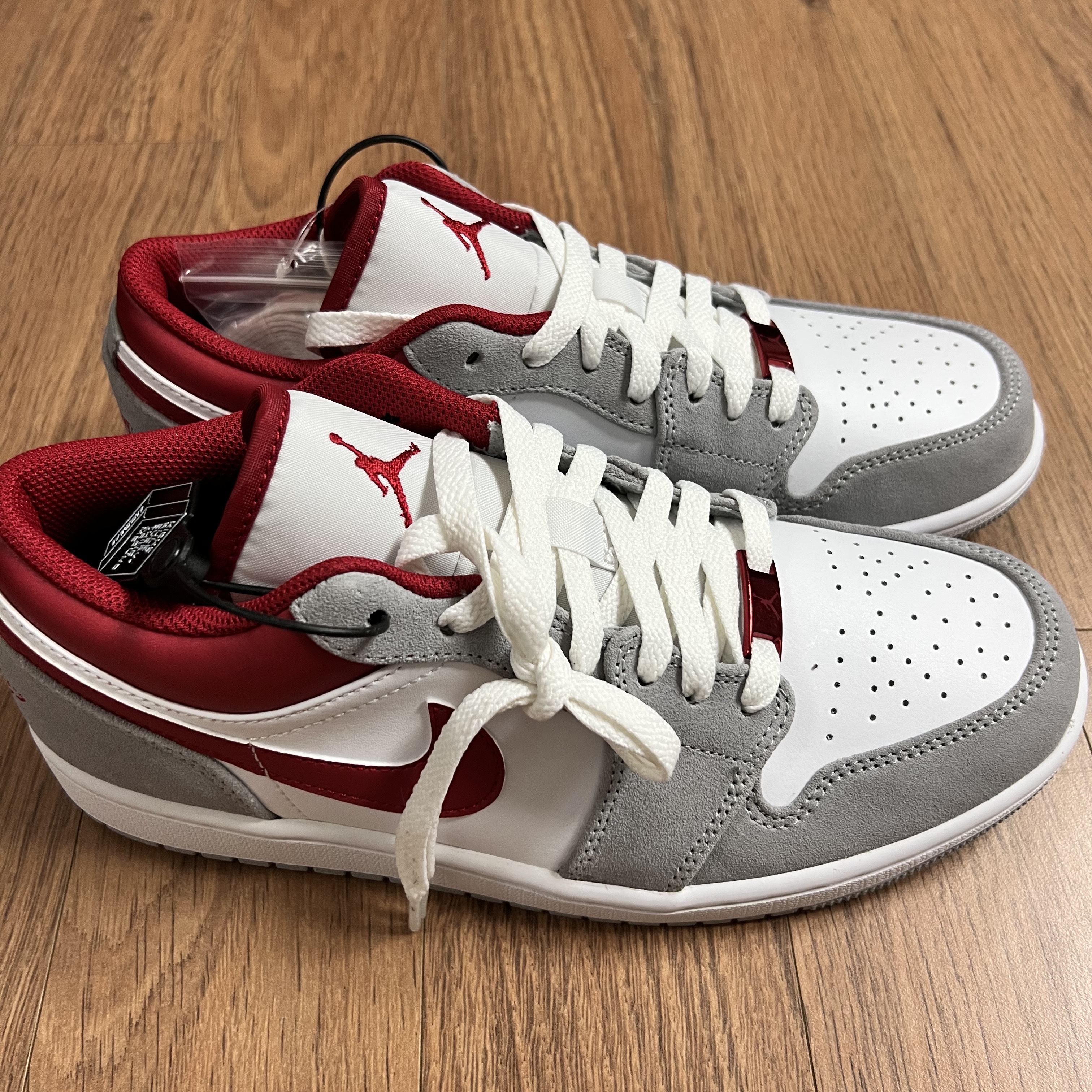 Jordan 1 Low SE Light Smoke Grey Gym Red 착용 스타일 - 3