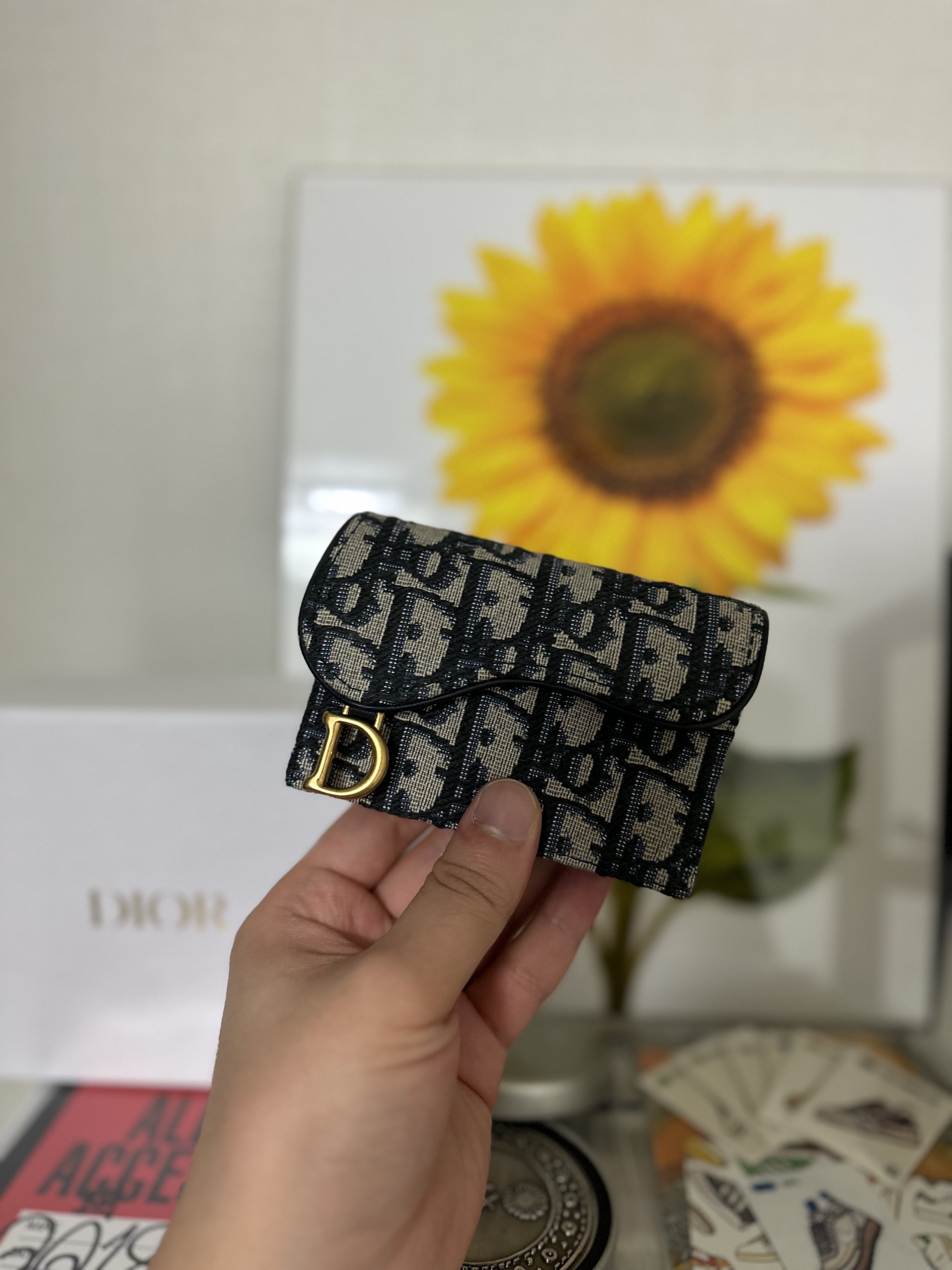 Dior Saddle Flap Card Holder Blue Dior Oblique Jacquard 착용 스타일