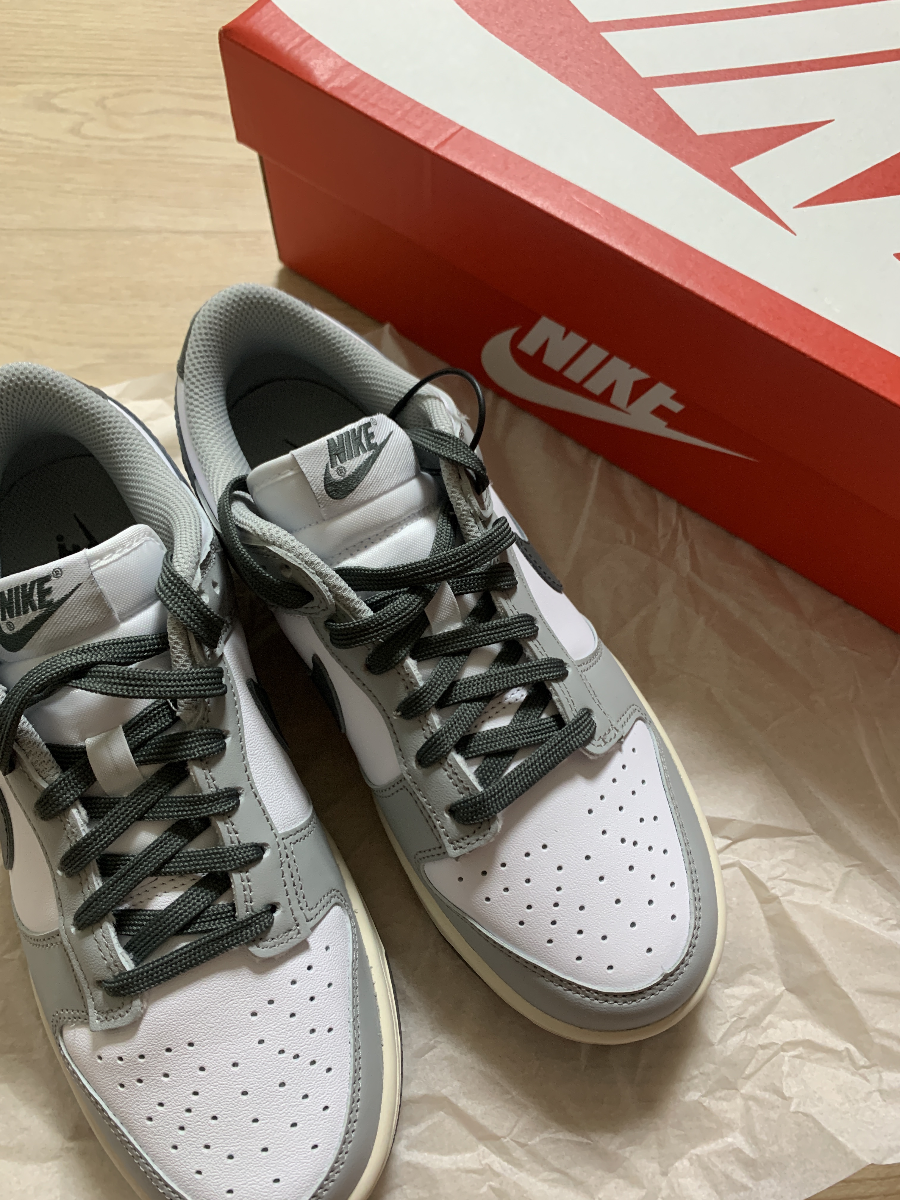 (W) Nike Dunk Low Light Smoke Grey 착용 스타일 - 1