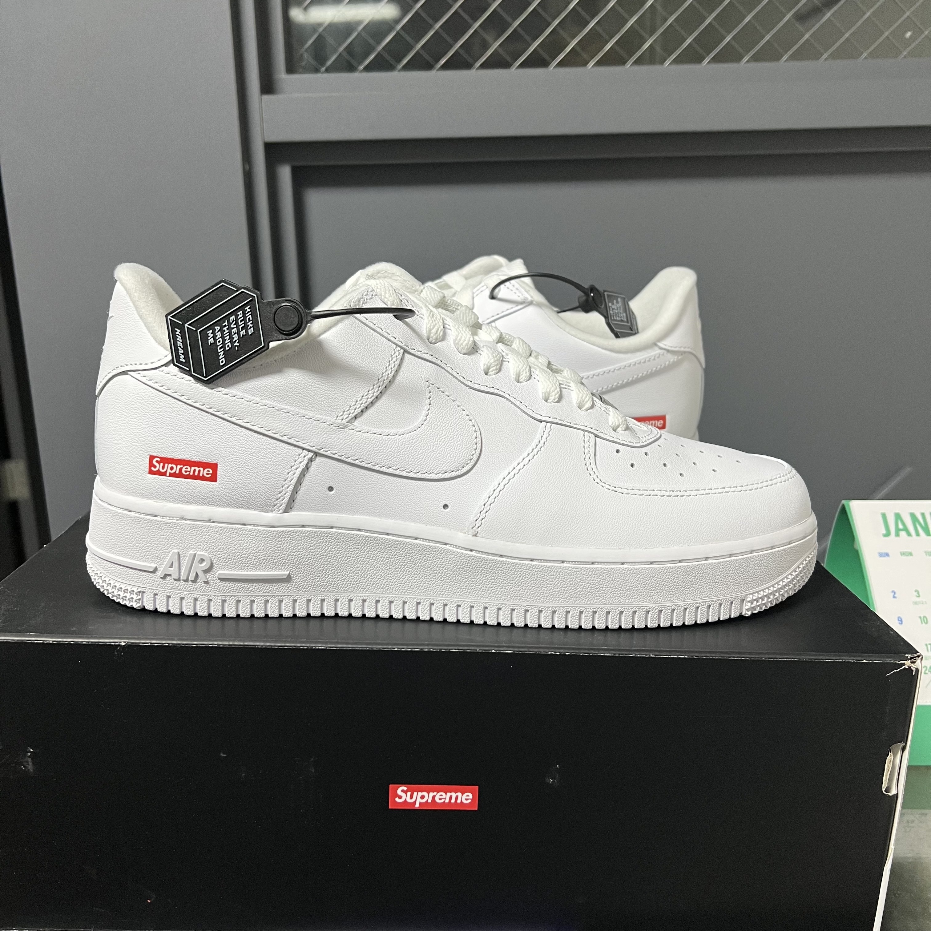 Nike x Supreme Air Force 1 Low White 착용 스타일