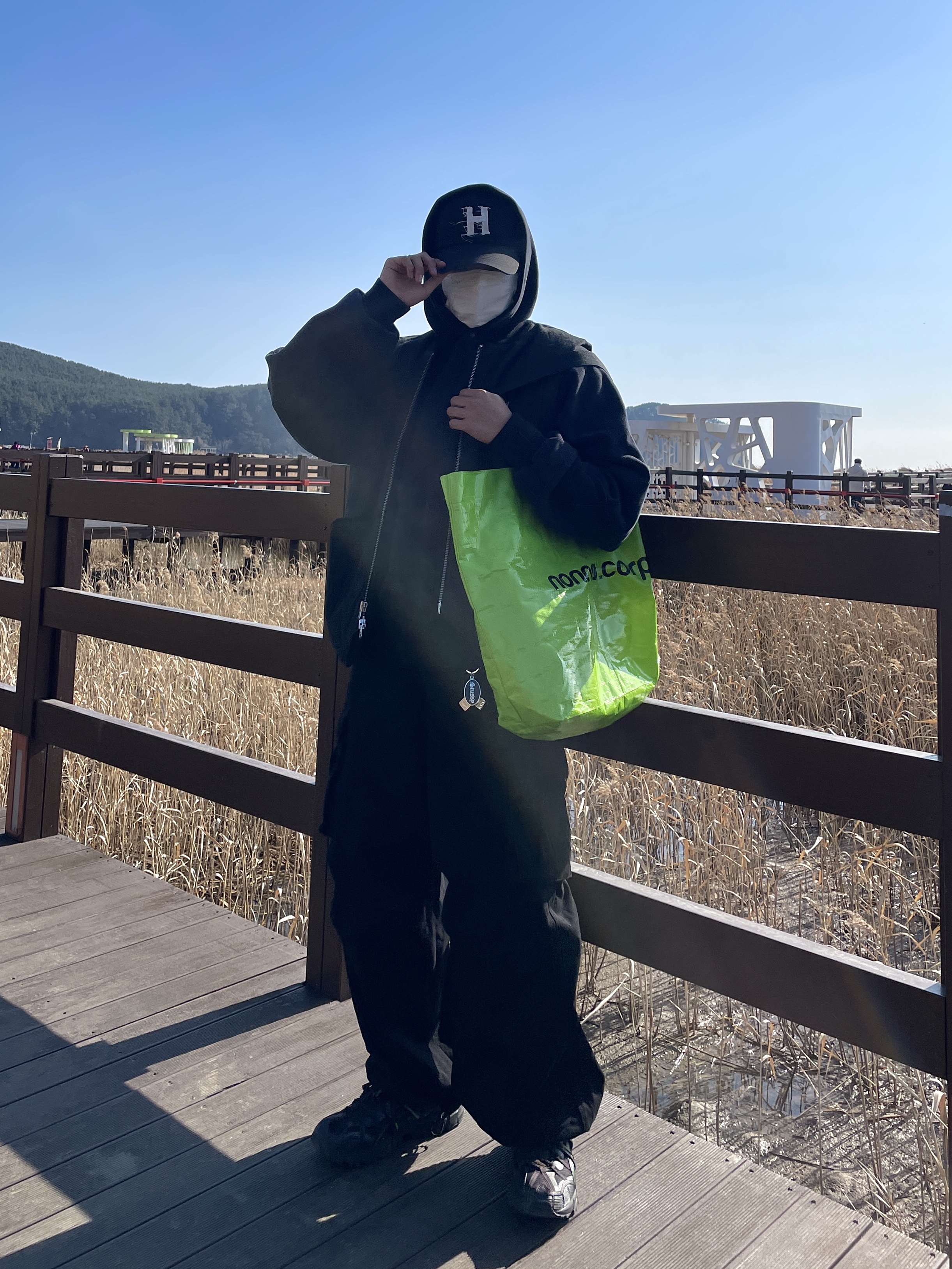 Nonnod x Shinsegae BAYC #8446 2-Piece Cropped Hoodie Washed Black, Stussy Washed Canvas Primaloft Vest Black 착용 스타일 - 2